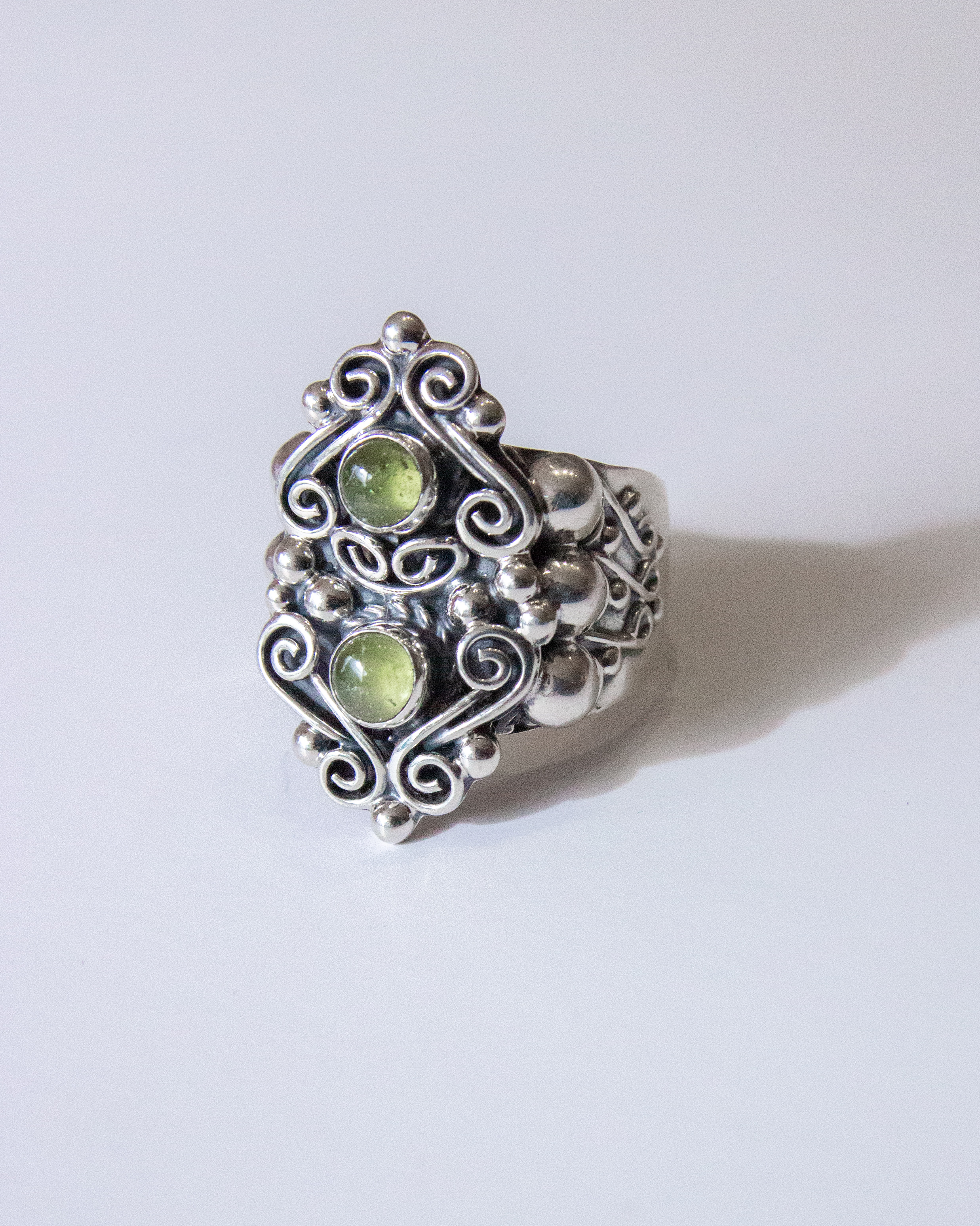 Anillo de plata con peridotos
