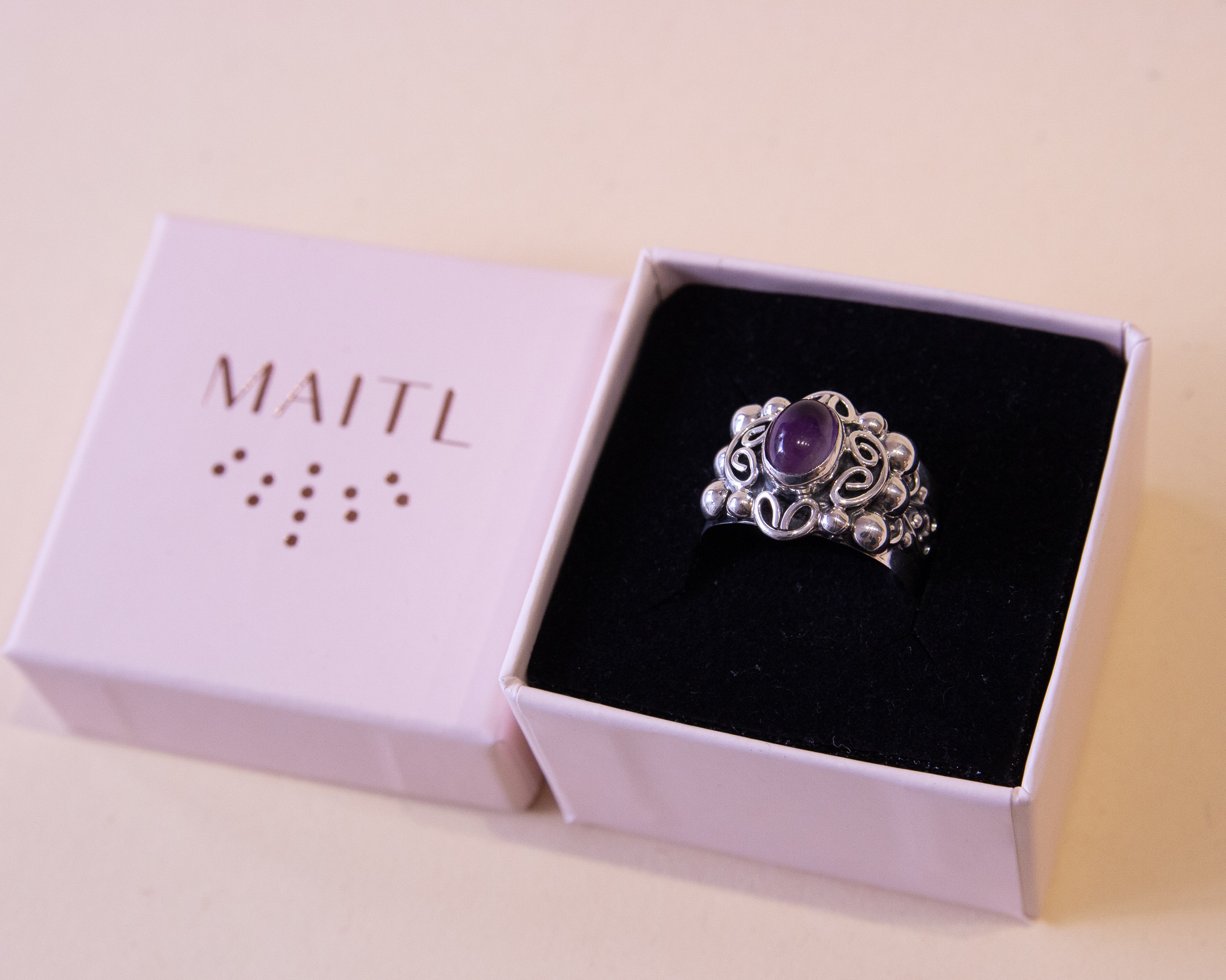Anillo de plata con cuarzo amatista