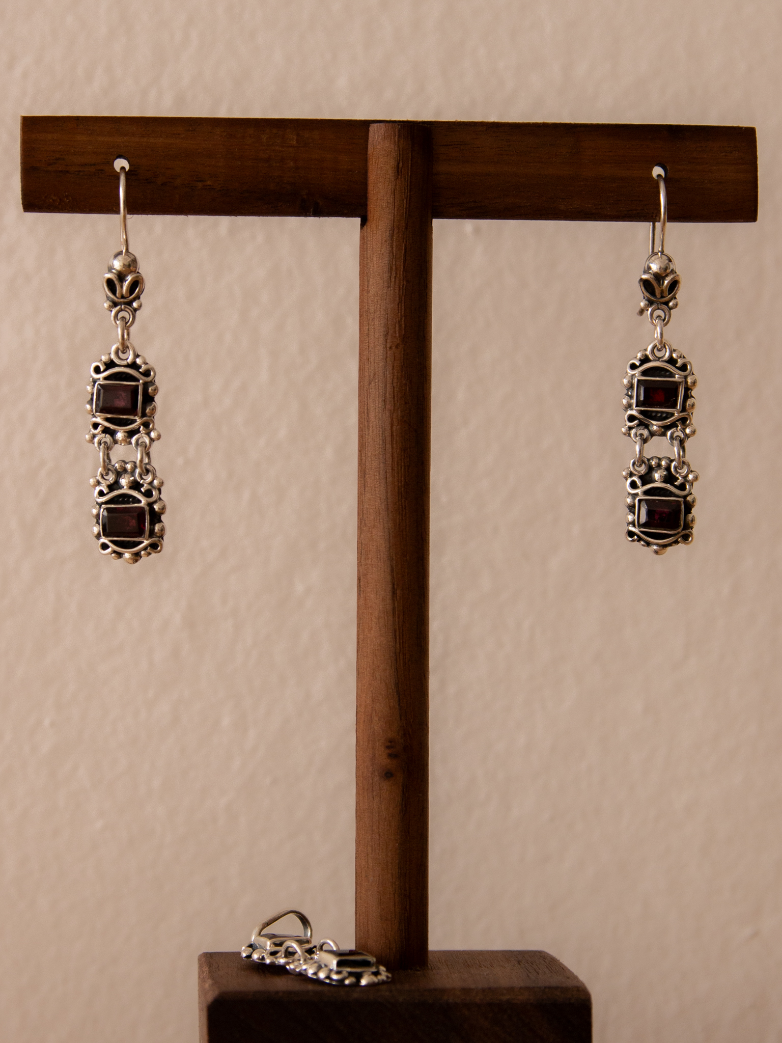 Juego de pendientes y colgante con granates