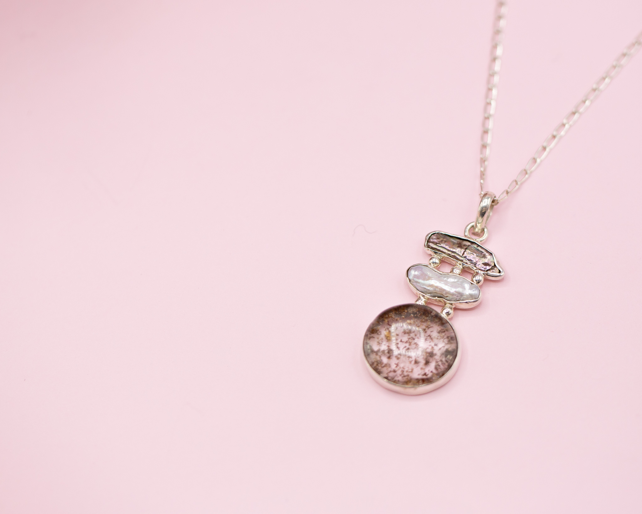 Colgante de plata con perlas y cuarzo