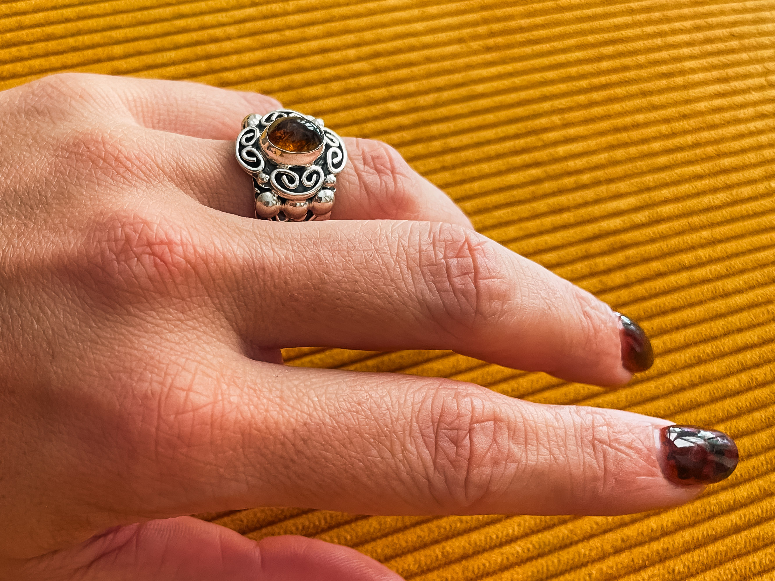 Anillo de plata con ámbar 