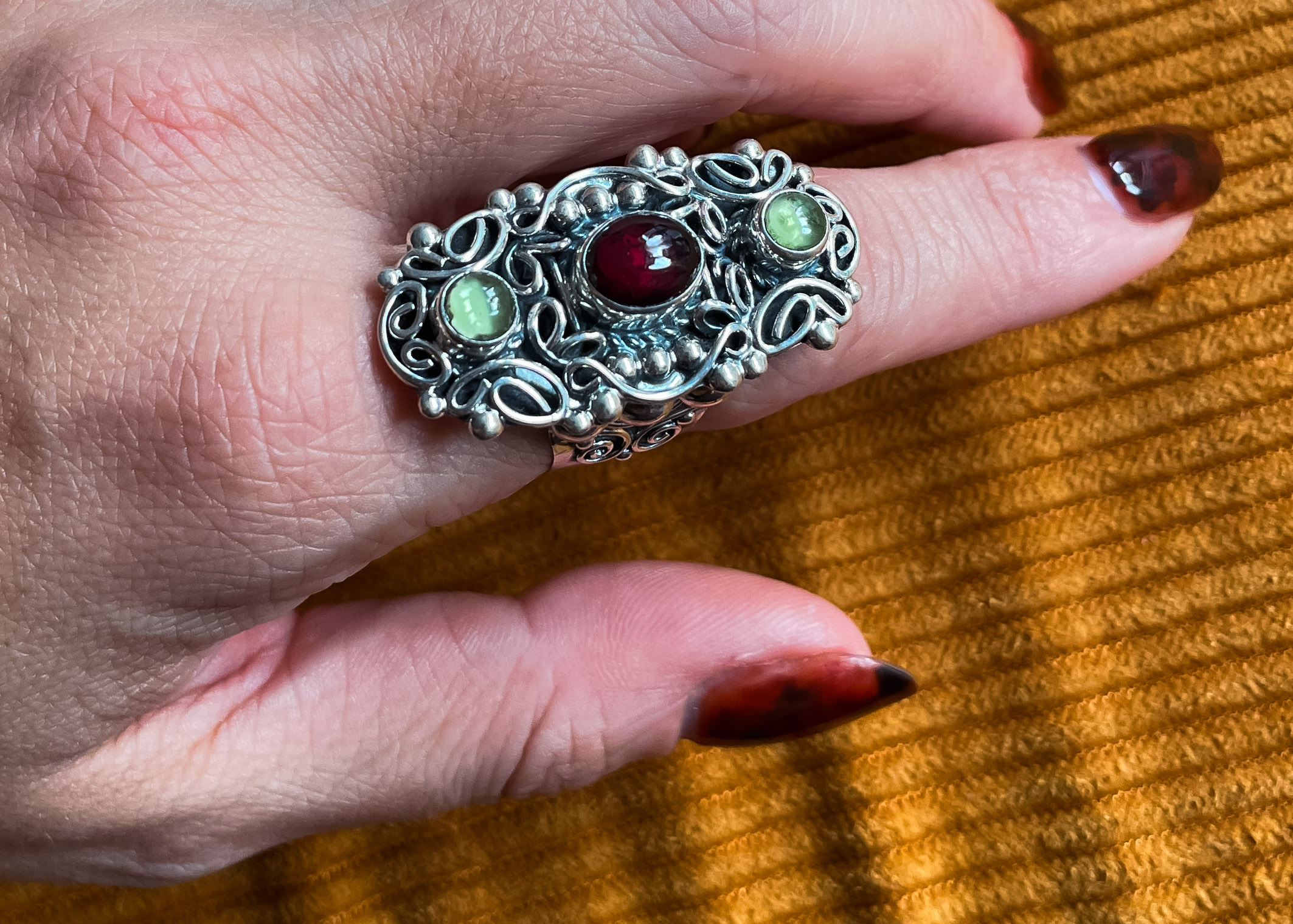 Anillo de plata con peridotos y granate