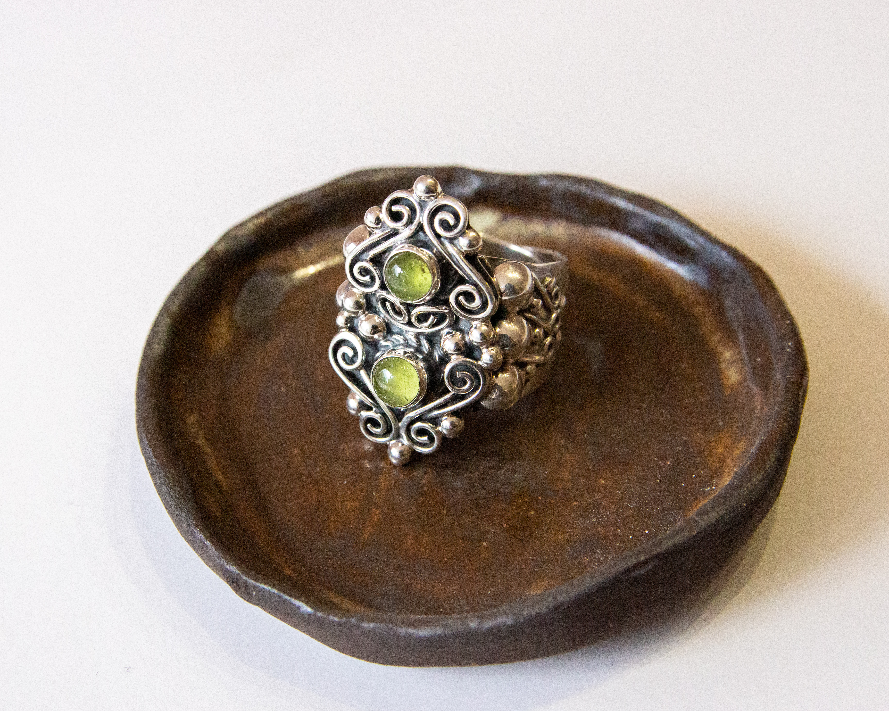 Anillo de plata con peridotos