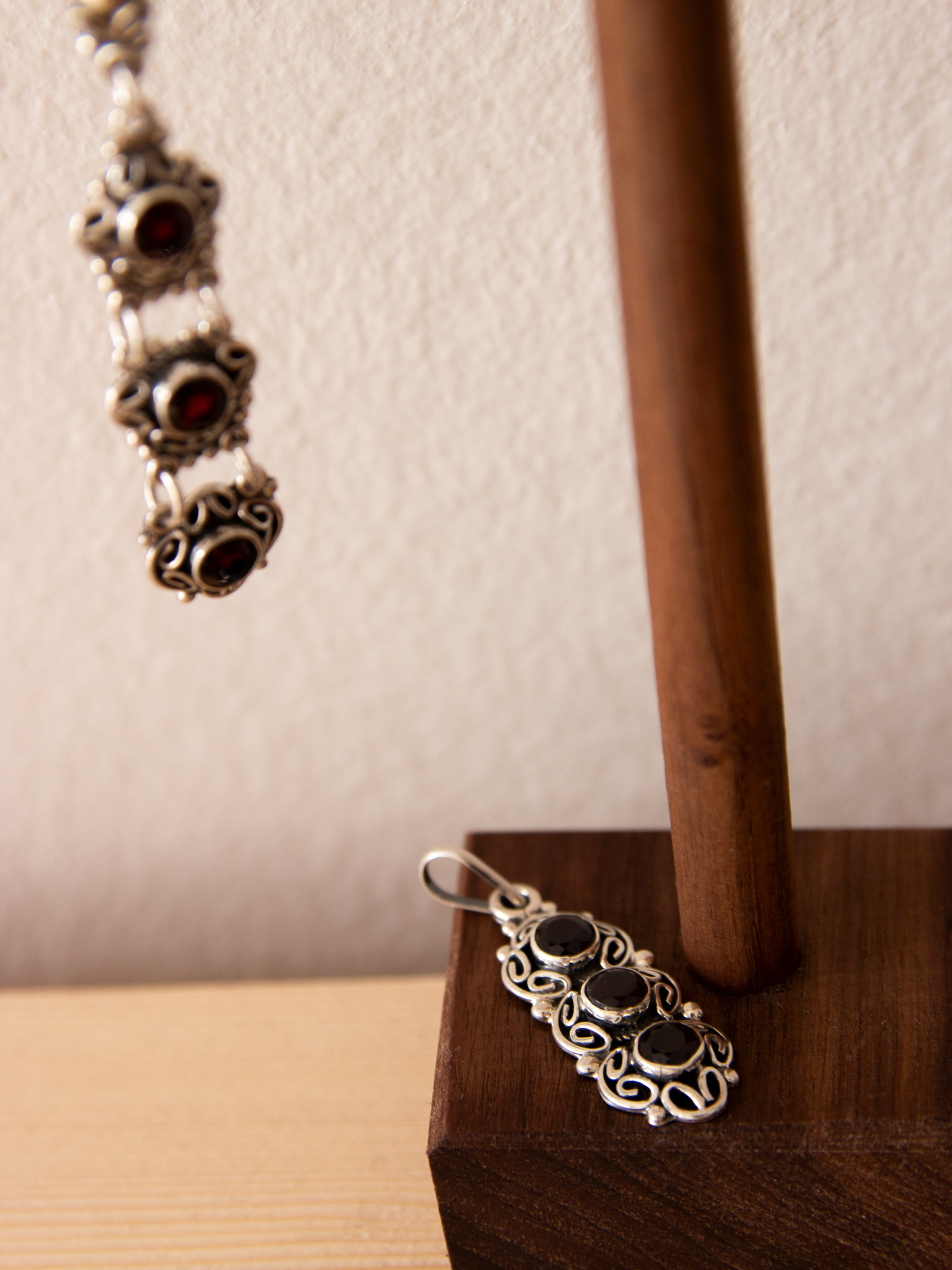 Juego de pendientes y colgante con granates