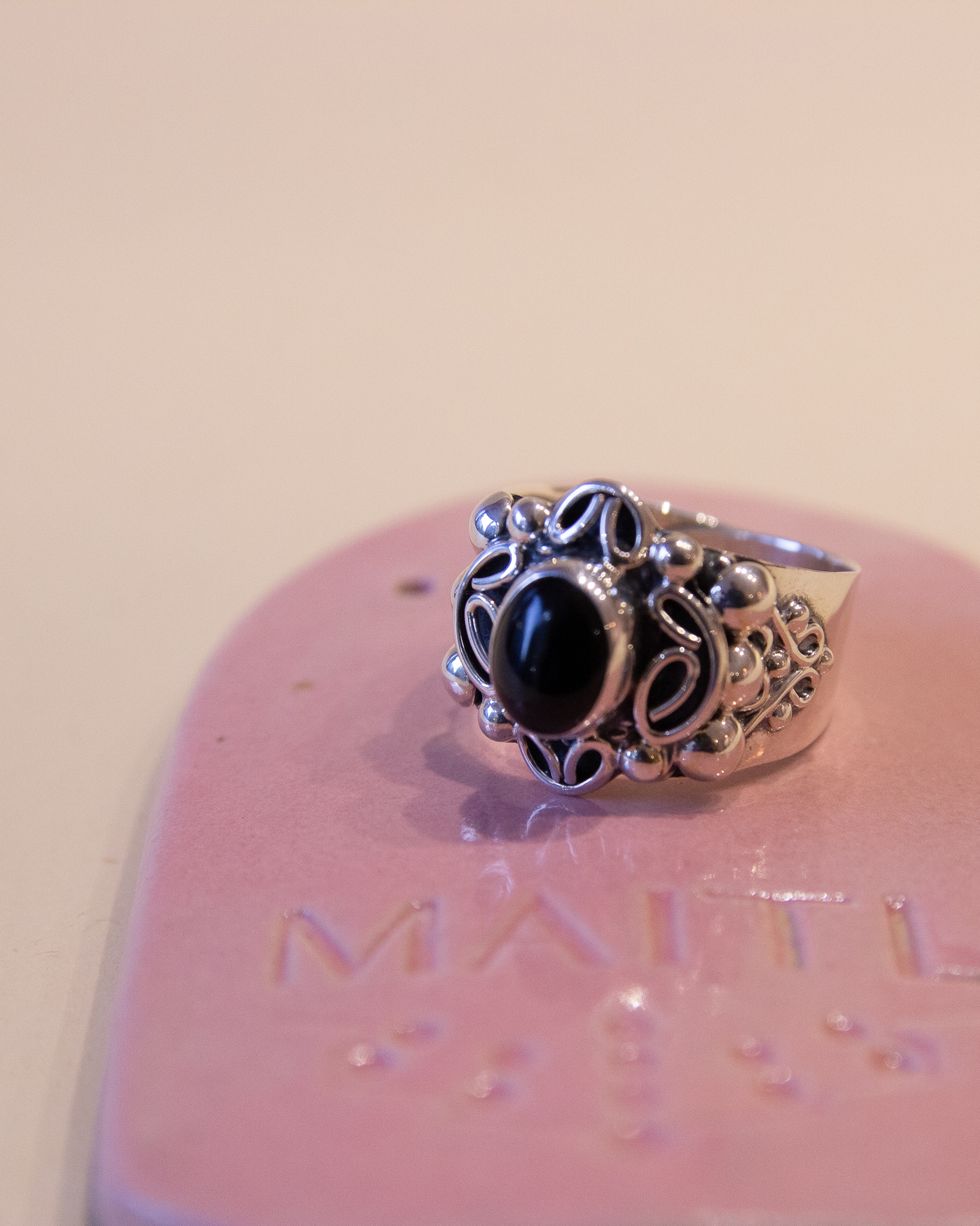Anillo de plata con obsidiana negra