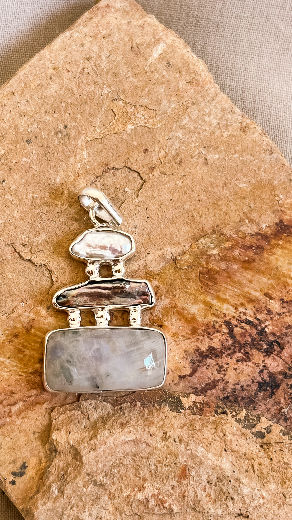 Colgante de plata con perlas y labradorita blanca