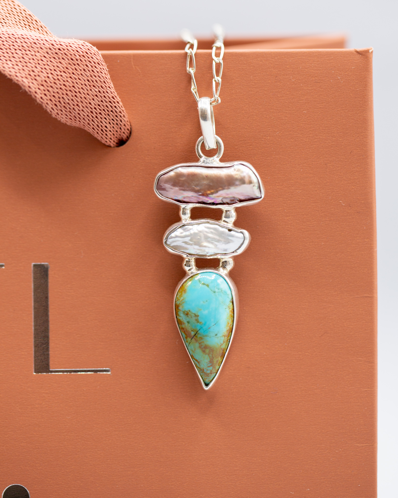 Colgante de plata con perlas y turquesa