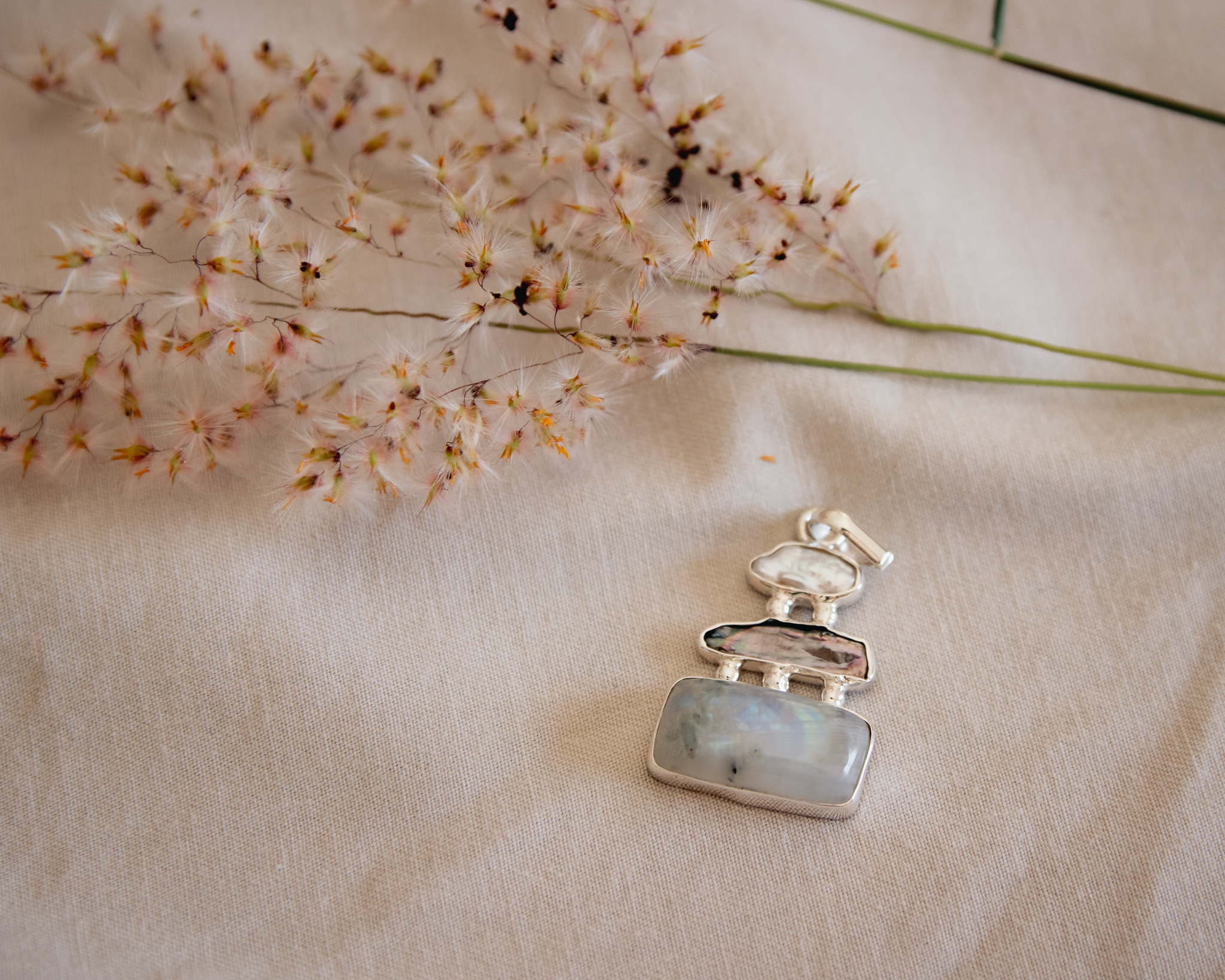 Colgante de plata con perlas y labradorita blanca