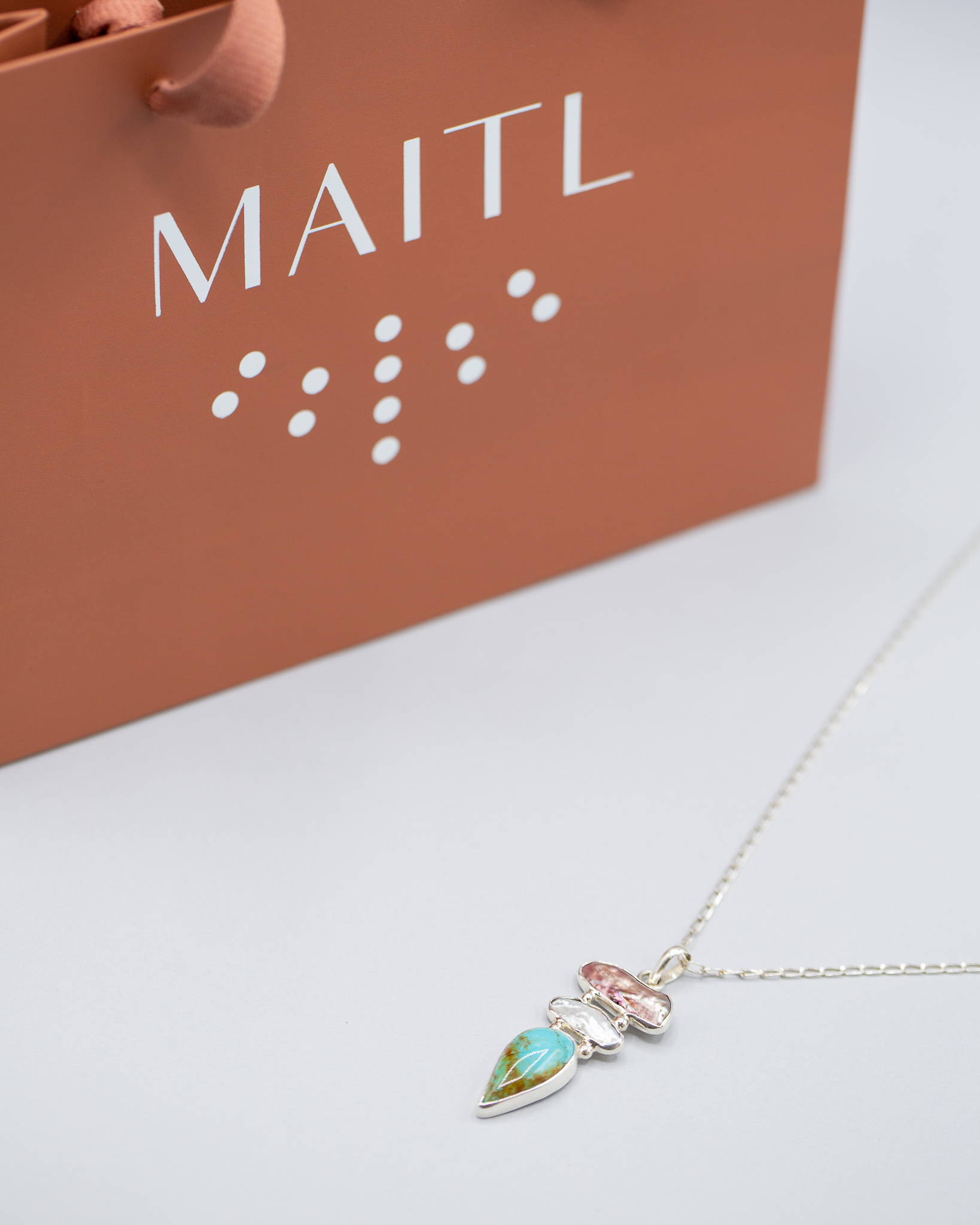 Colgante de plata con perlas y turquesa