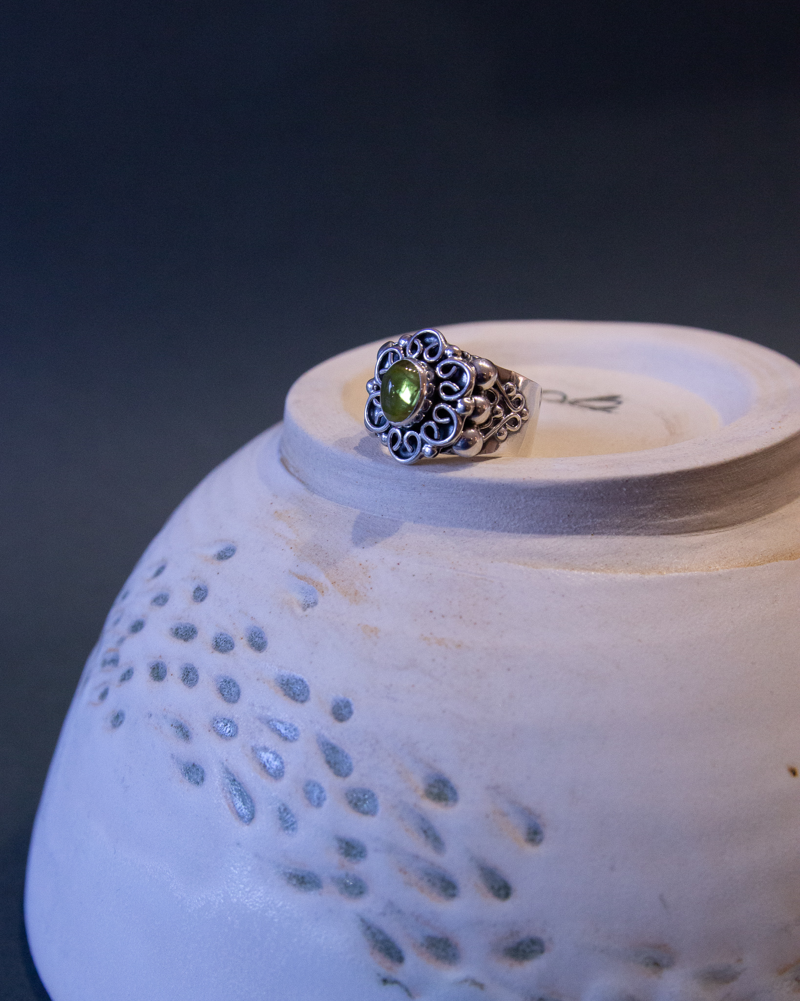Anillo de plata con peridoto