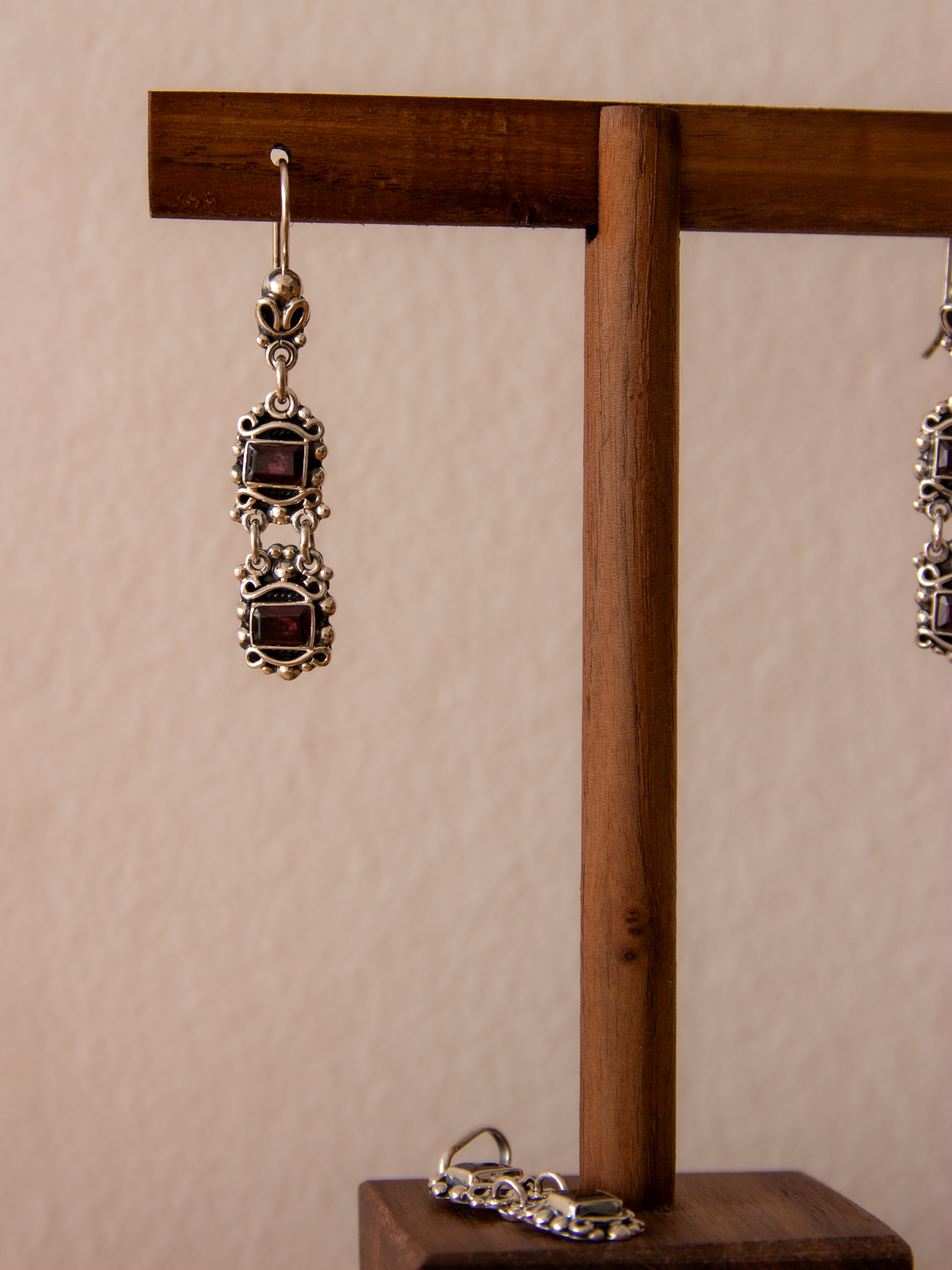 Juego de pendientes y colgante con granates