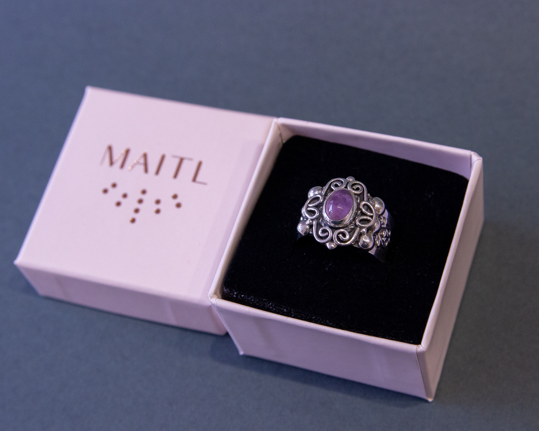 Anillo de plata con cuarzo amatista