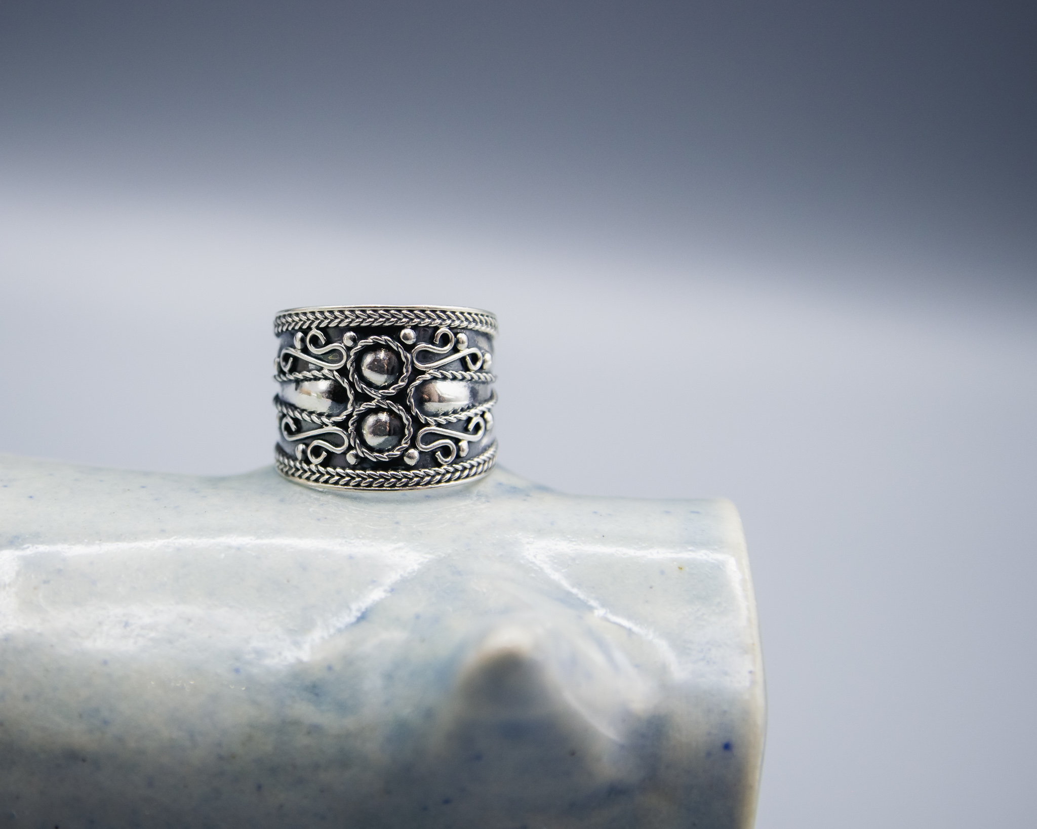 Anillo de plata barroco ancho