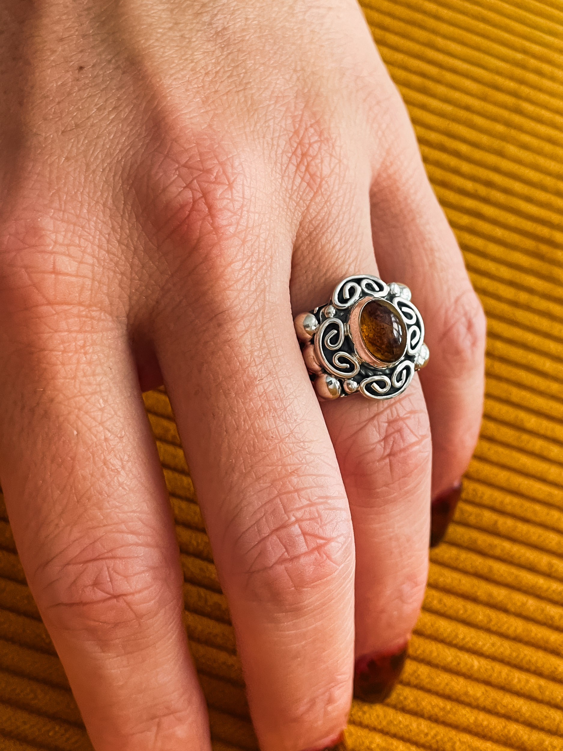 Anillo de plata con ámbar 