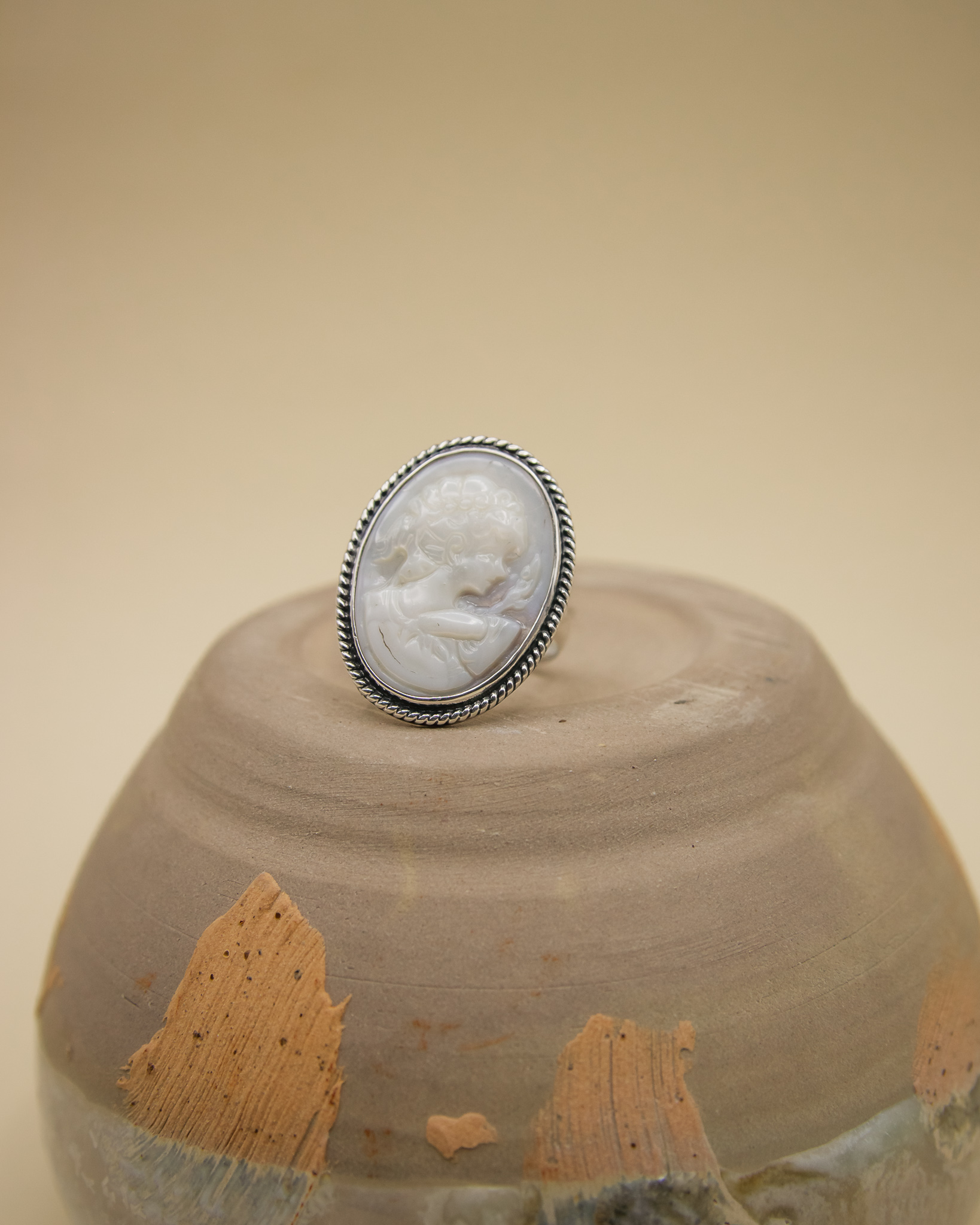 Anillo de plata con camafeo de concha nacar