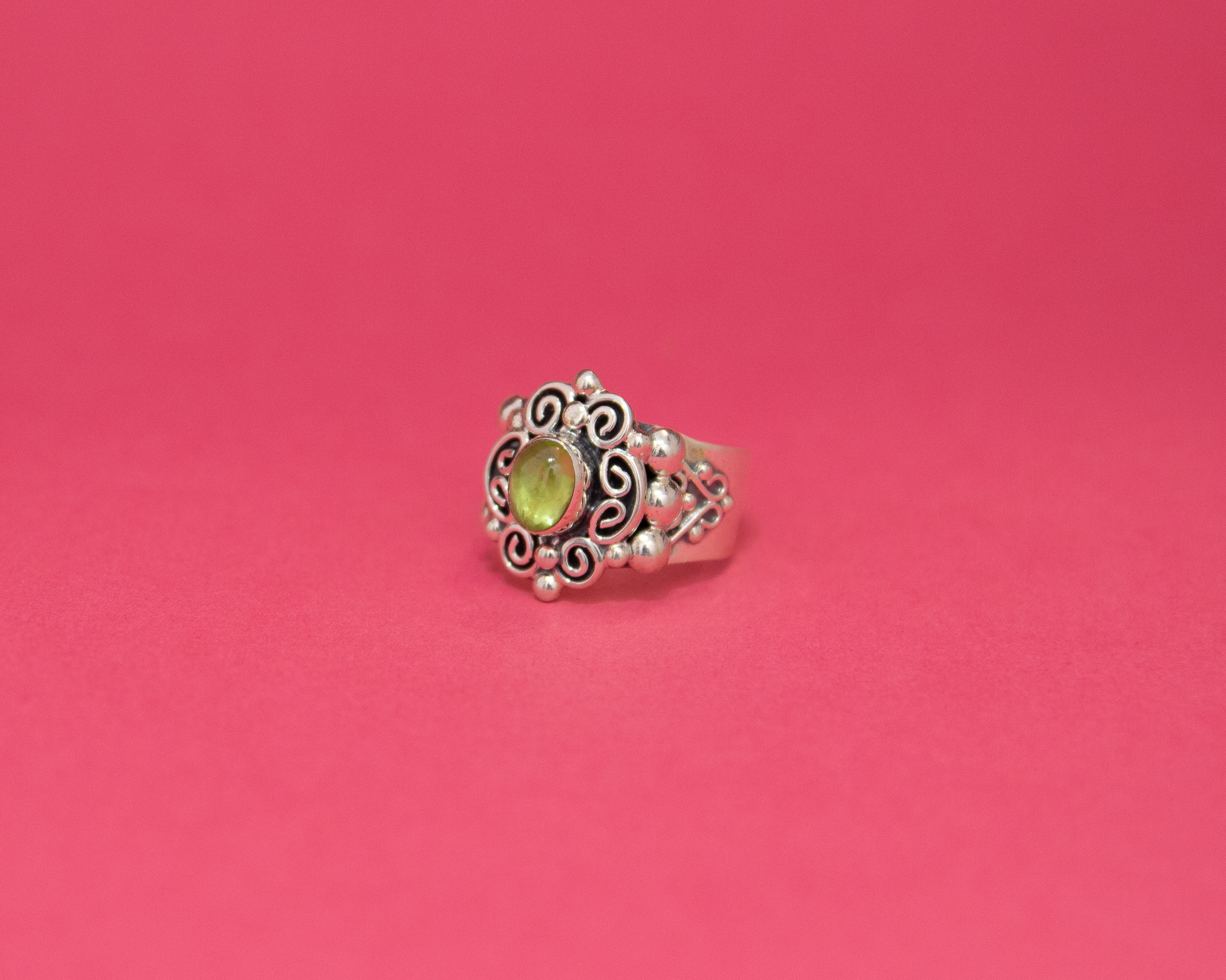 Anillo de plata con peridoto