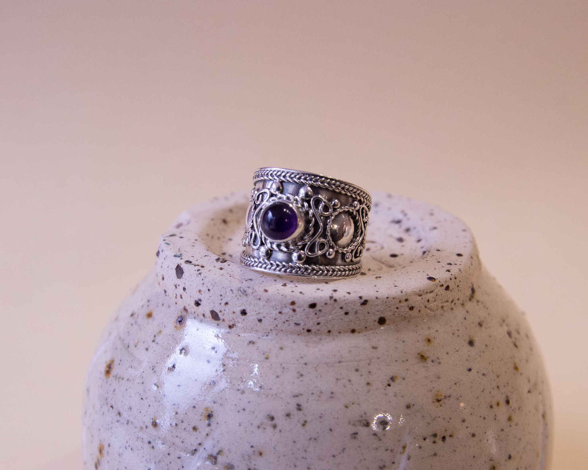 Anillo de plata con cuarzo amatista