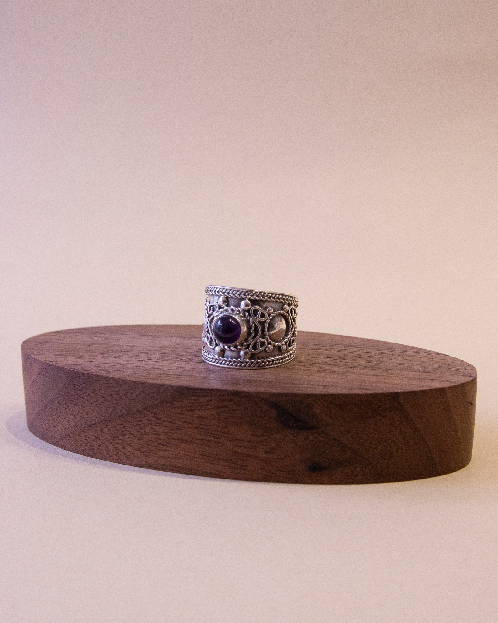 Anillo de plata con cuarzo amatista