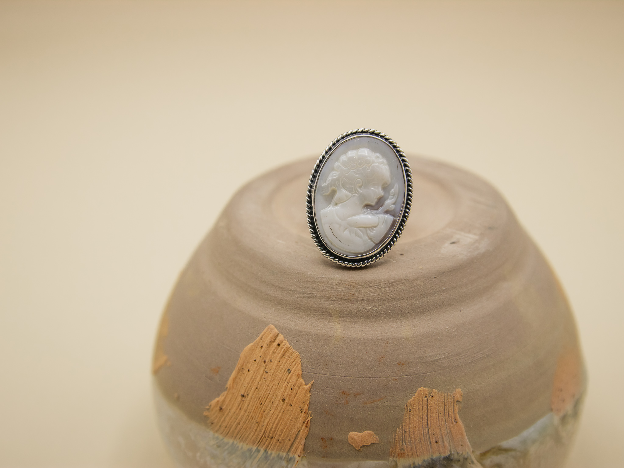 Anillo de plata con camafeo de concha nacar