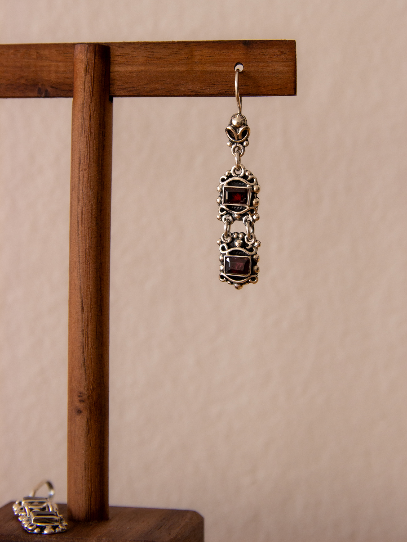 Juego de pendientes y colgante con granates