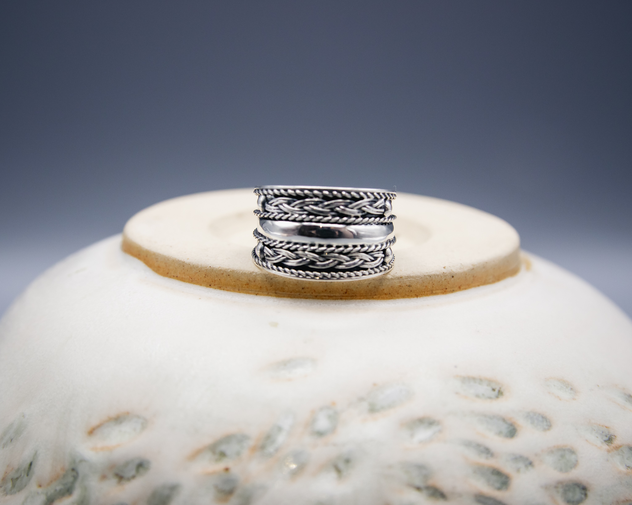 Anillo de plata con entrelazado