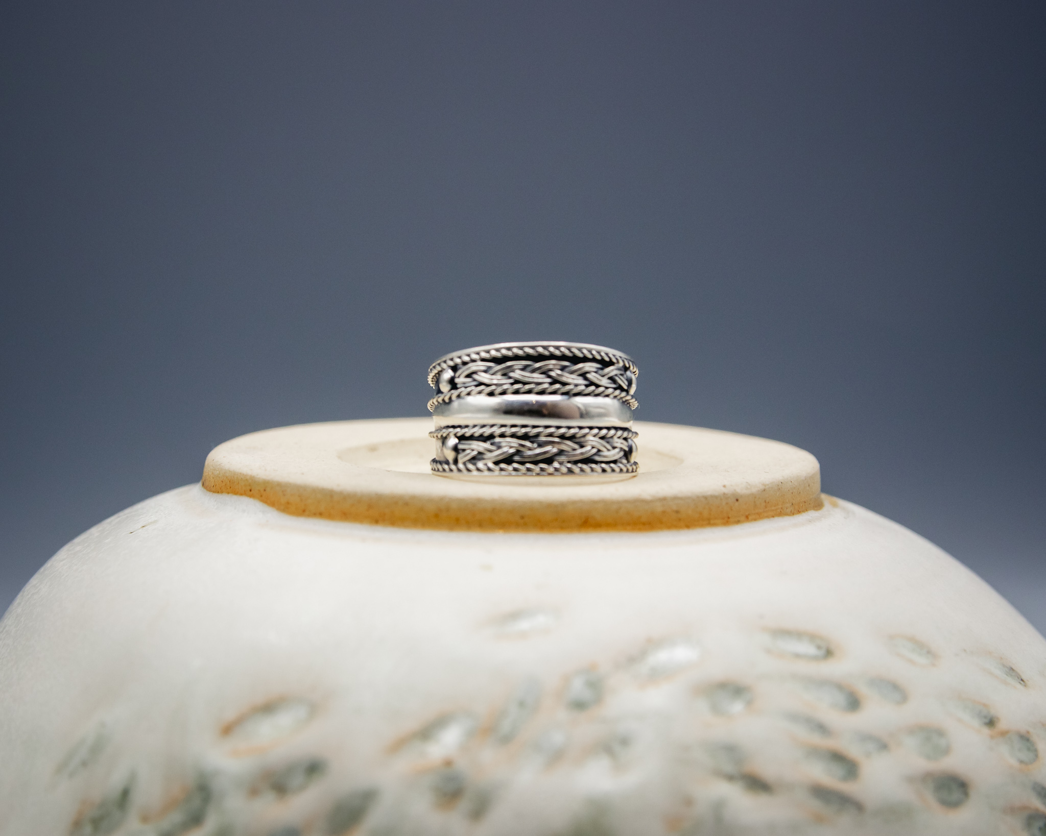 Anillo de plata con entrelazado