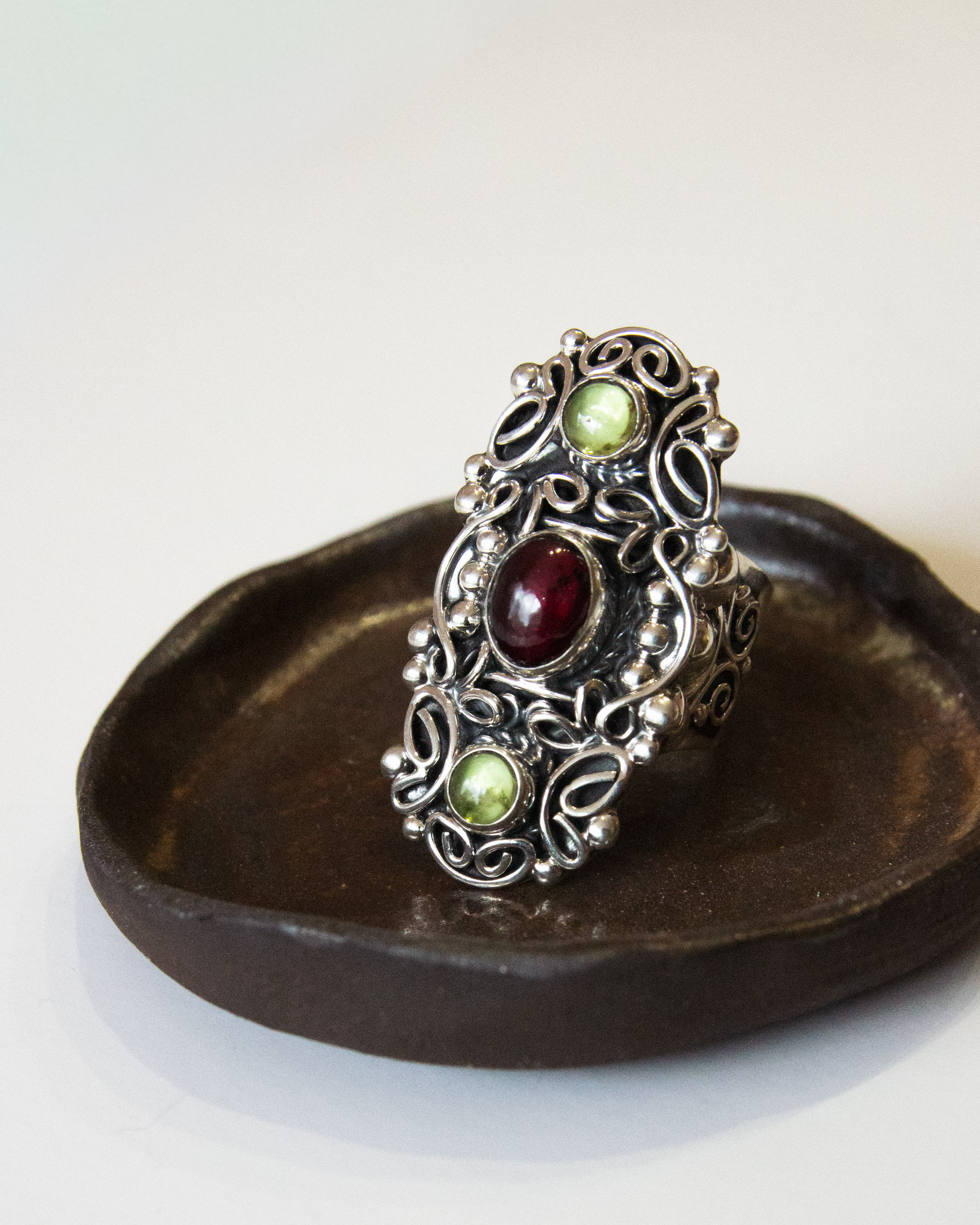 Anillo de plata con peridotos y granate