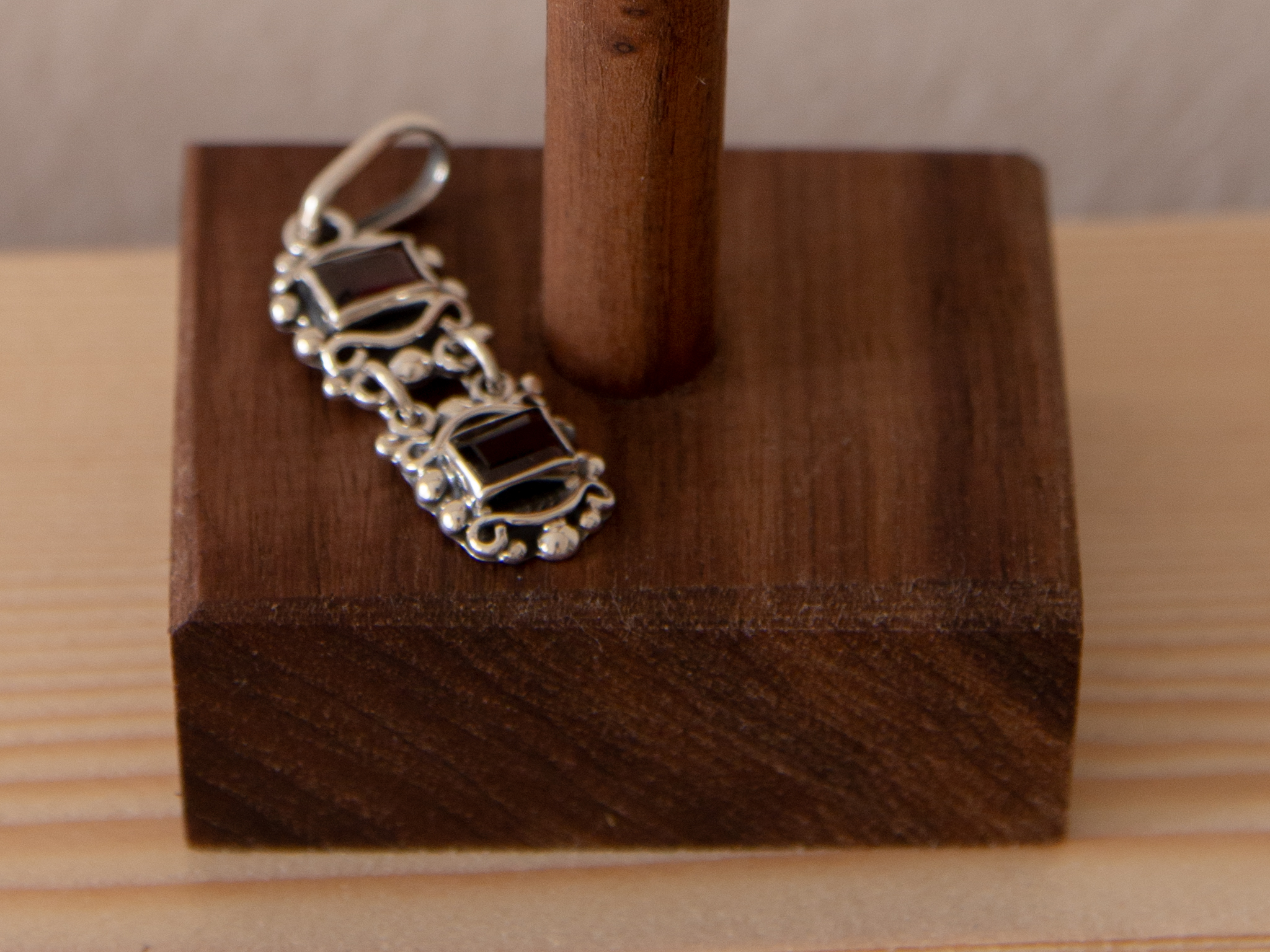 Juego de pendientes y colgante con granates