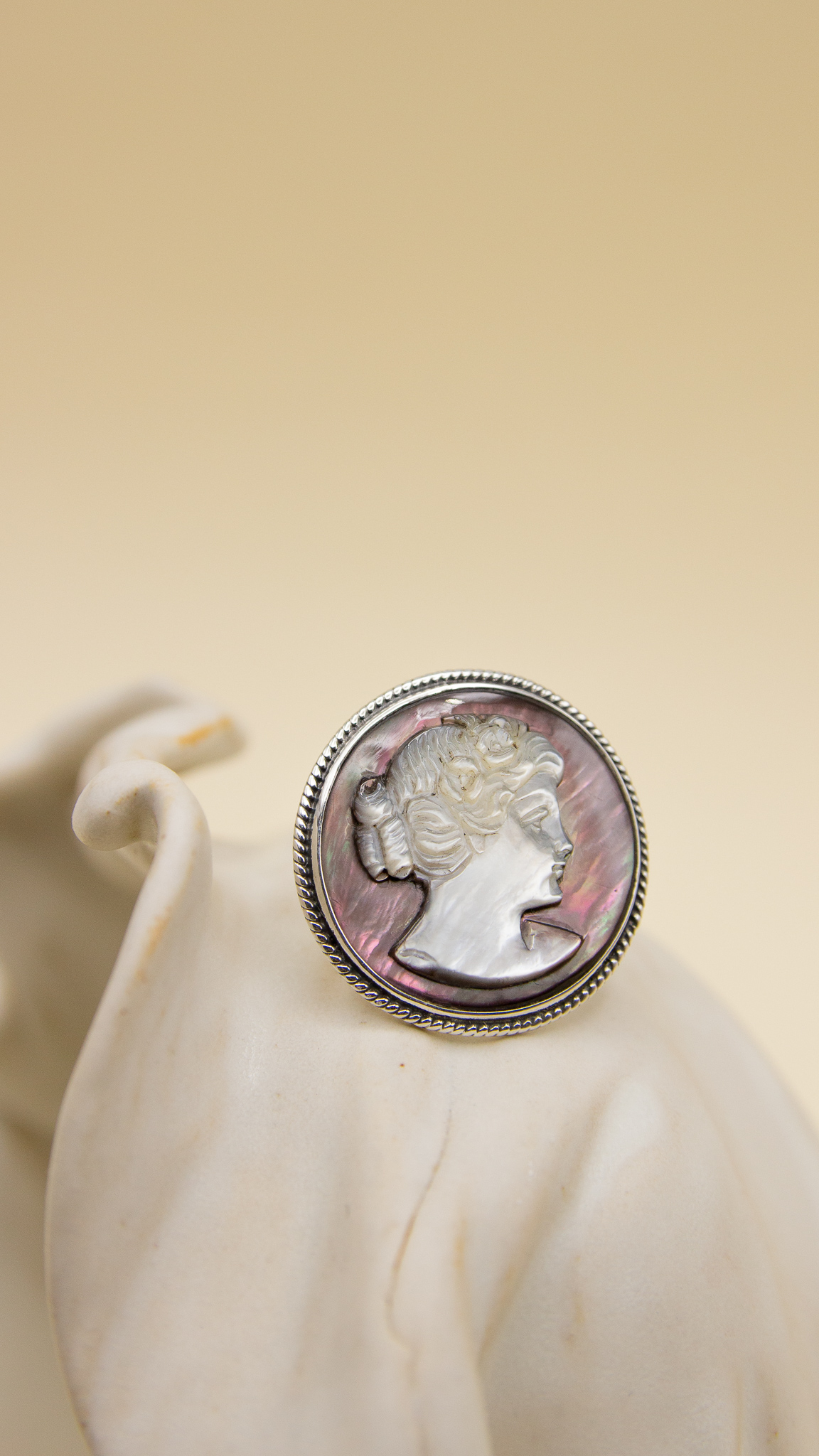 Anillo de plata con camafeo de concha nacar