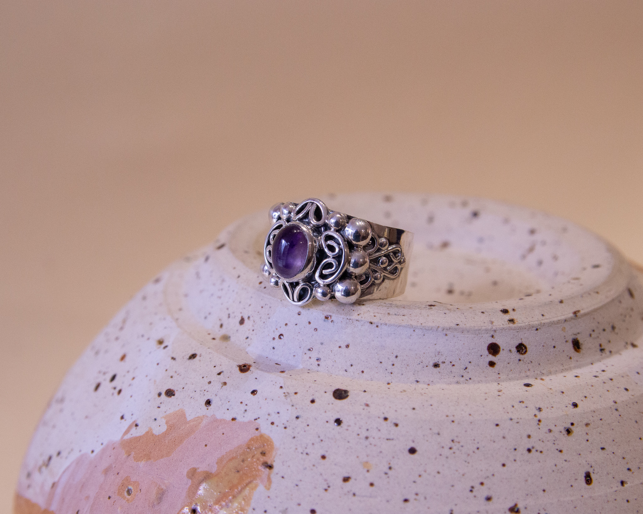 Anillo de plata con cuarzo amatista
