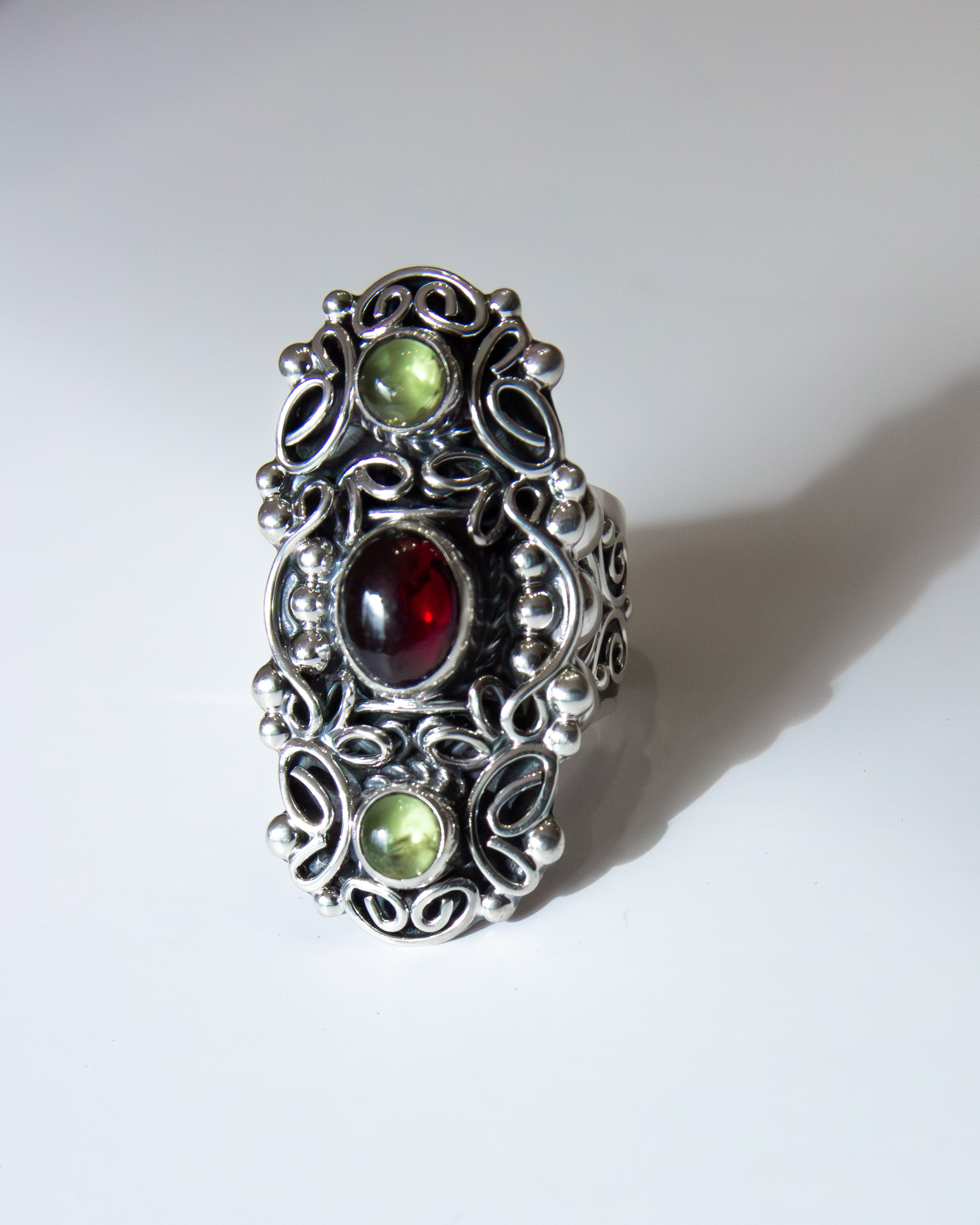Anillo de plata con peridotos y granate
