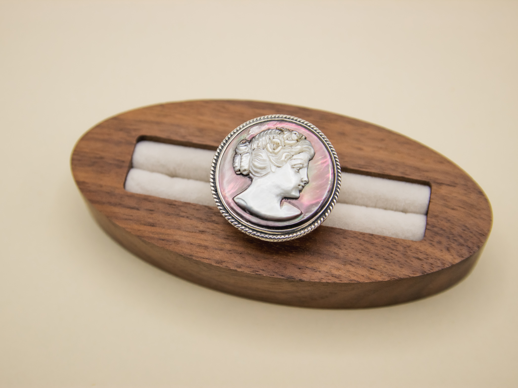 Anillo de plata con camafeo de concha nacar