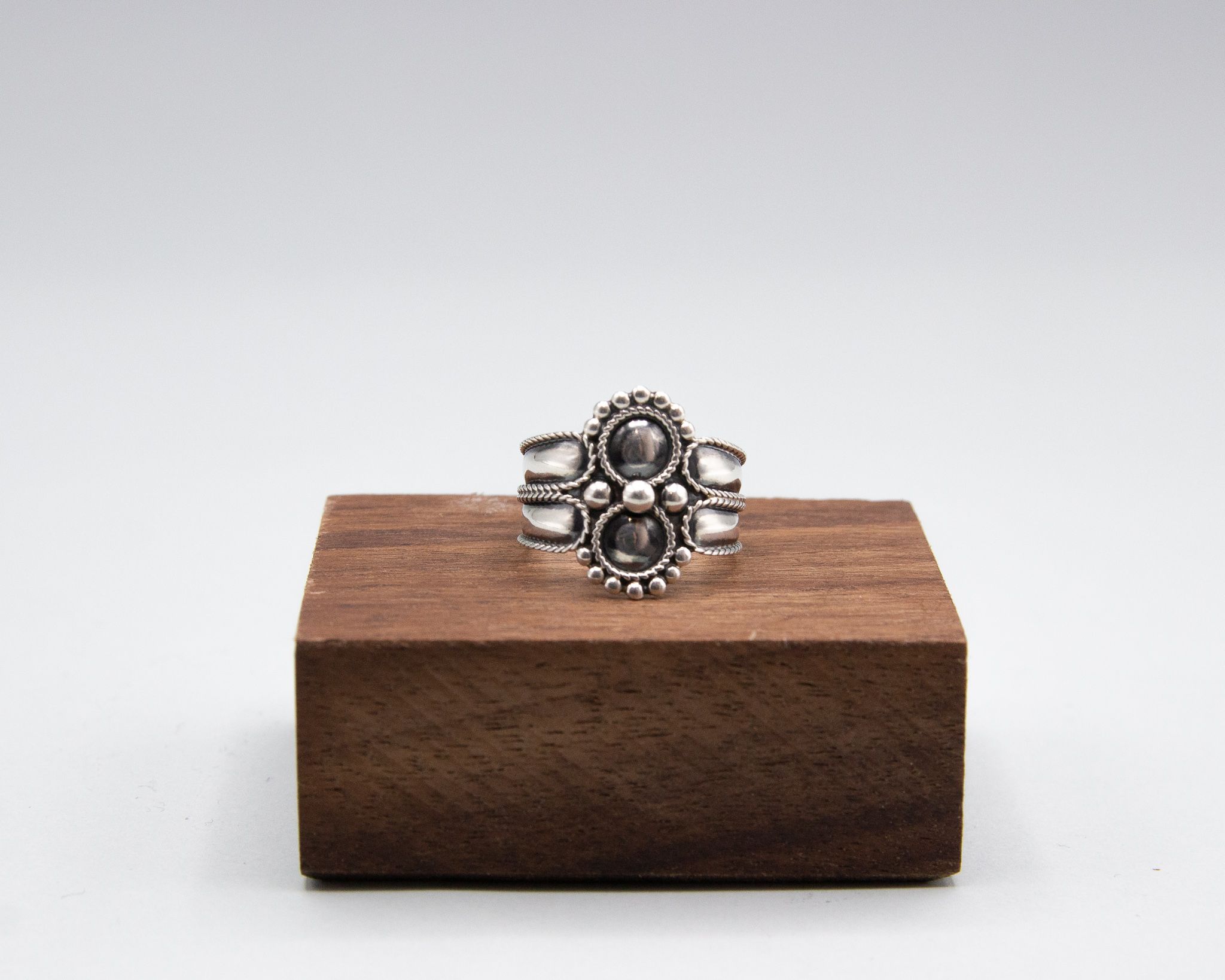 Anillo de plata con dos circulos y bolas de plata