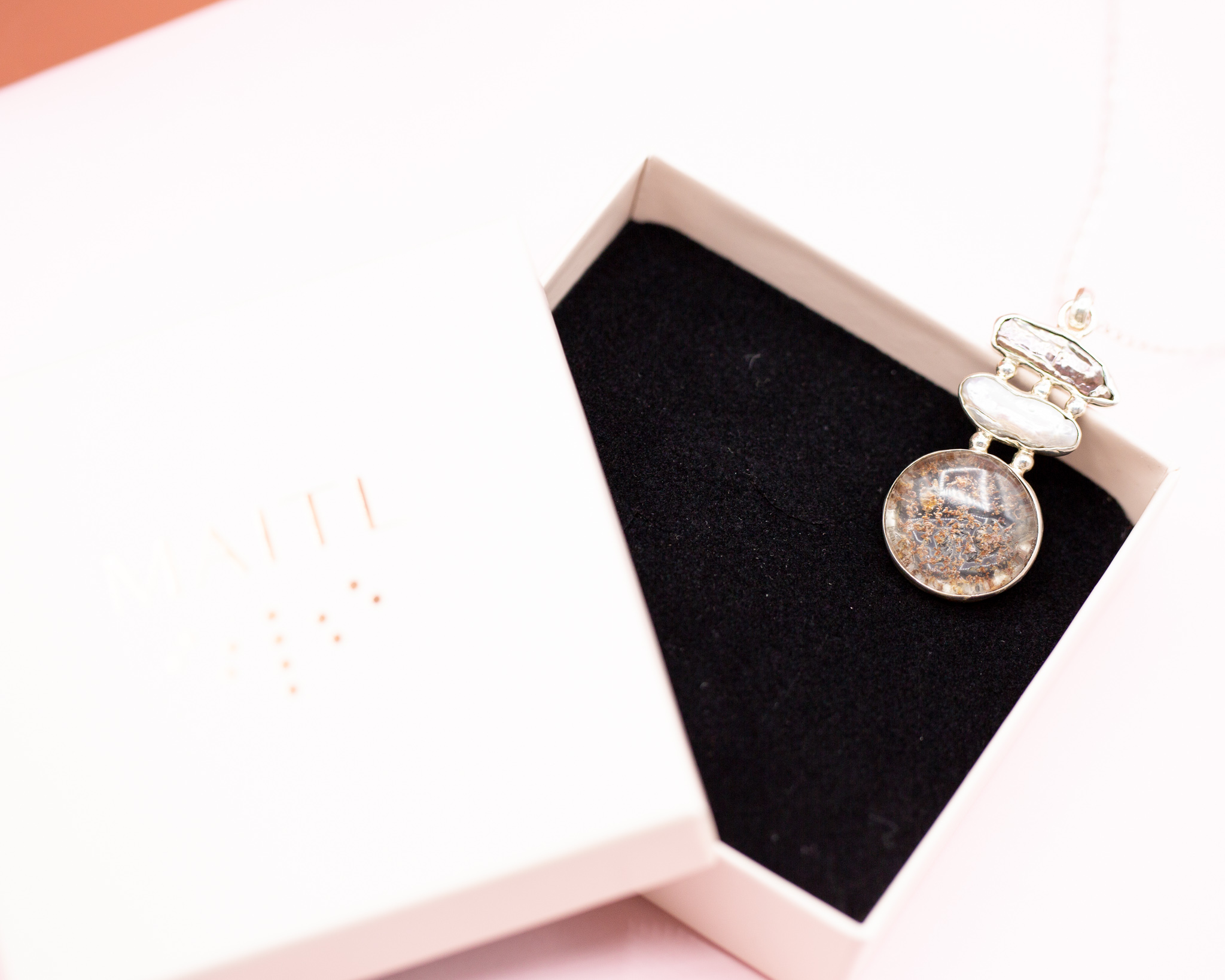 Colgante de plata con perlas y cuarzo