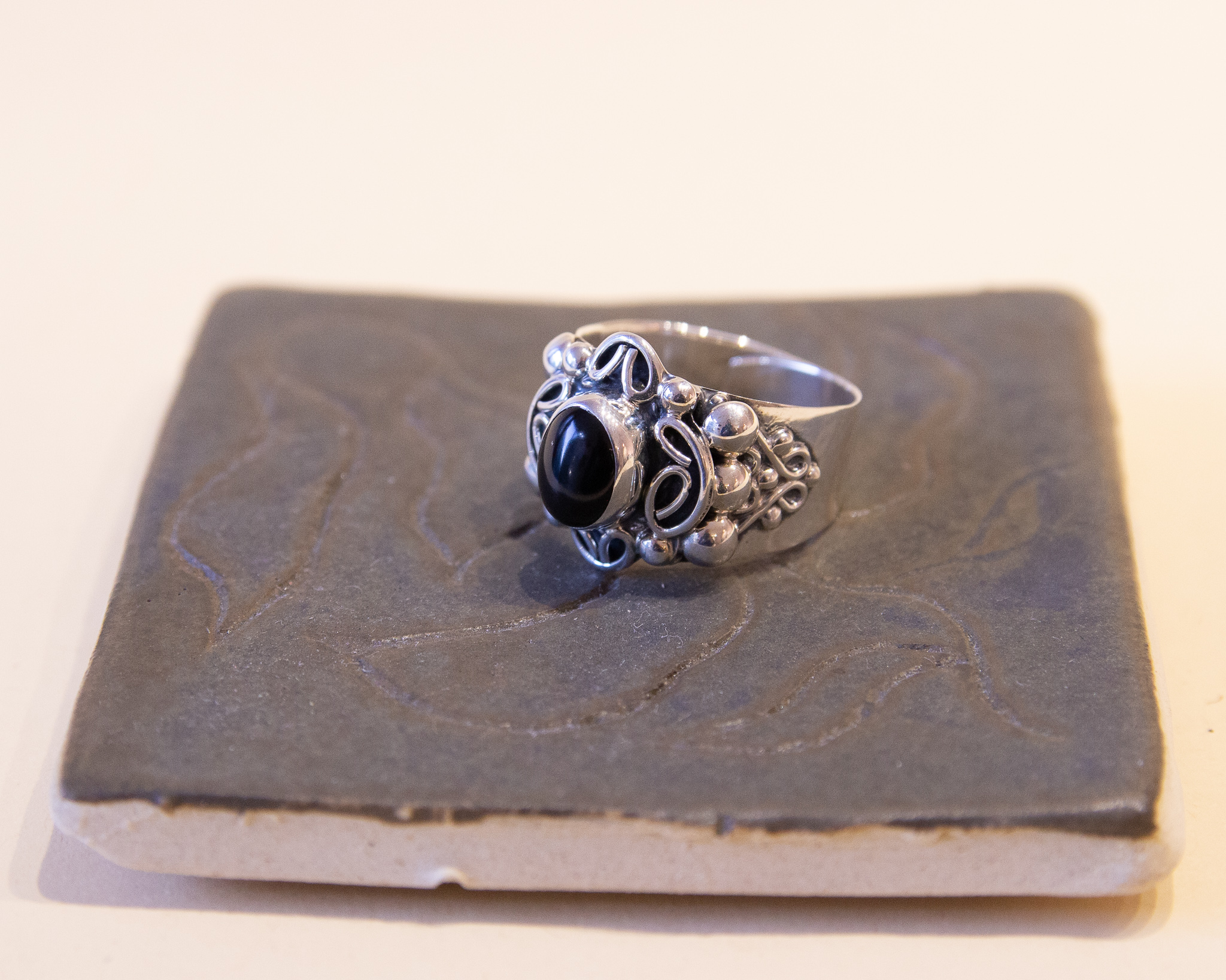 Anillo de plata con obsidiana negra
