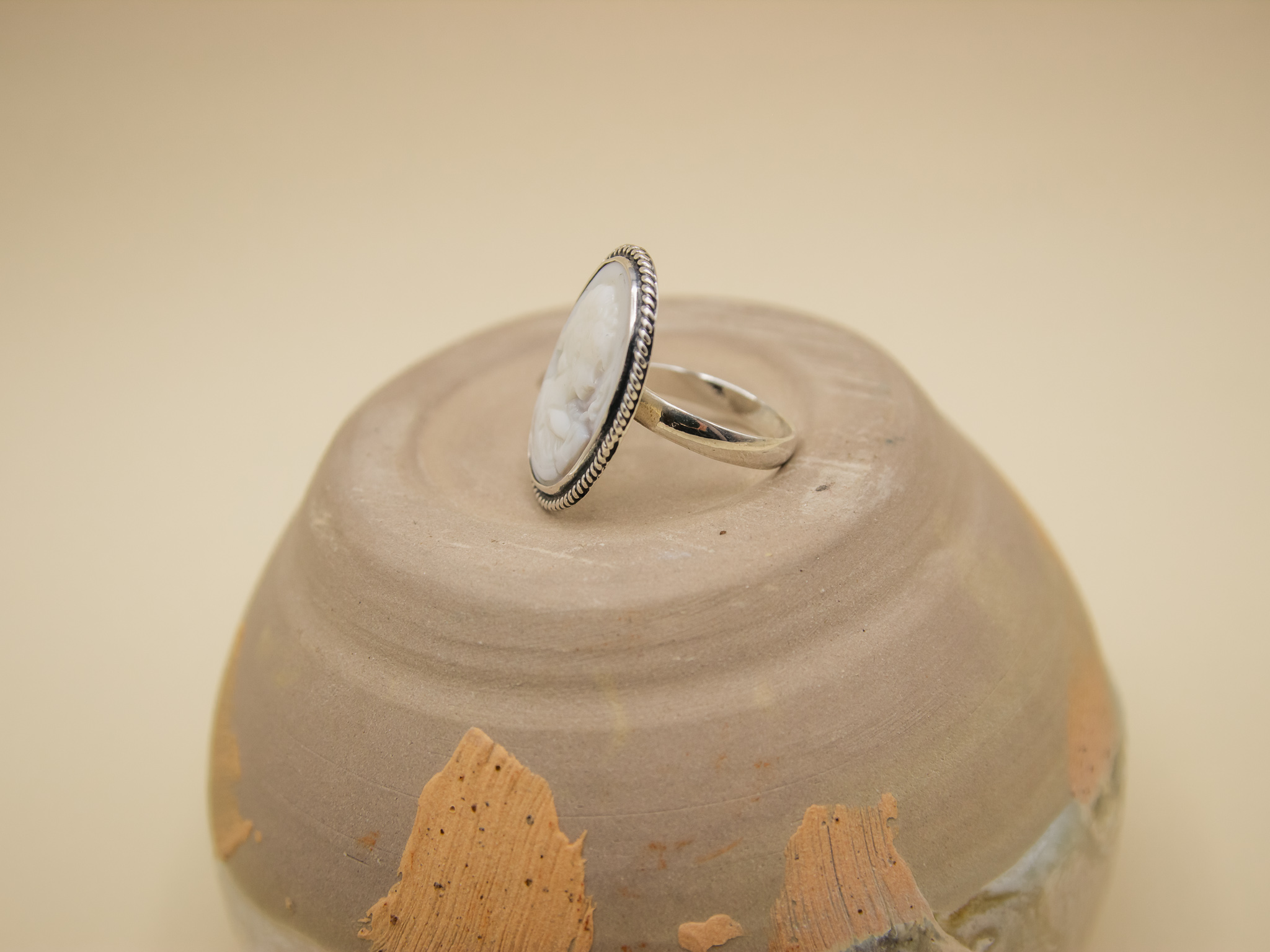 Anillo de plata con camafeo de concha nacar