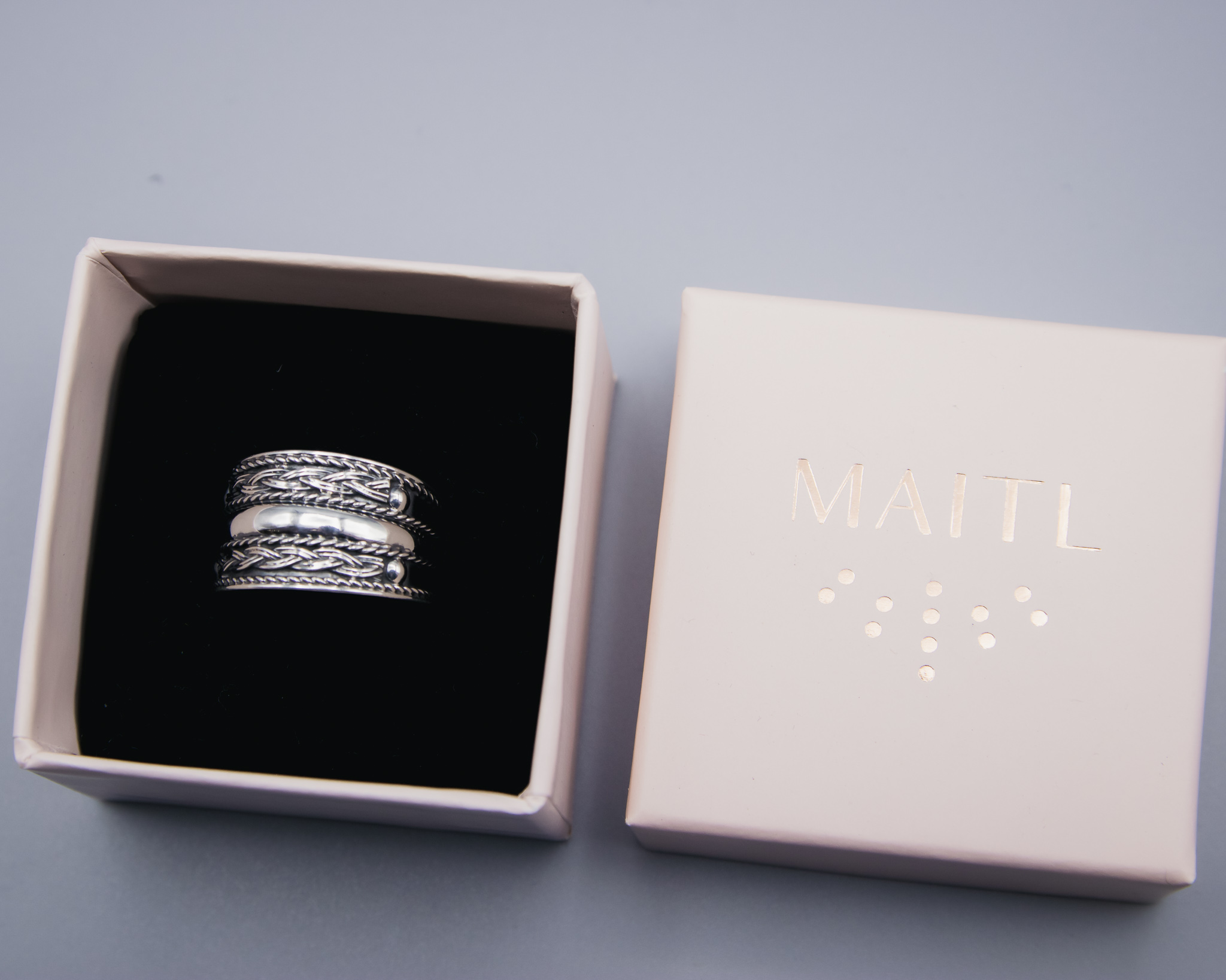 Anillo de plata con entrelazado