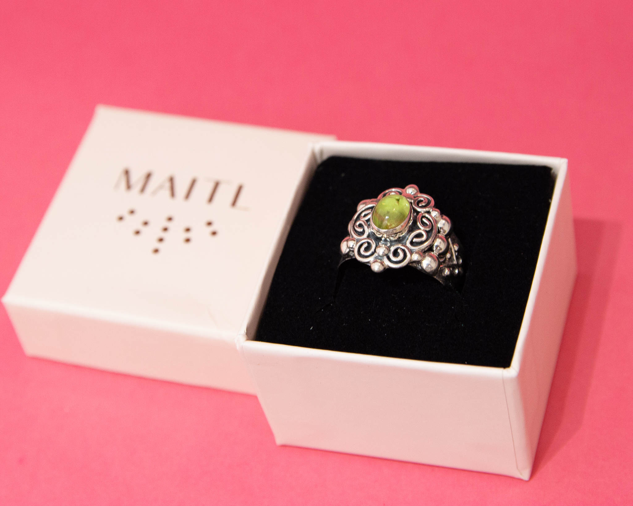 Anillo de plata con peridoto