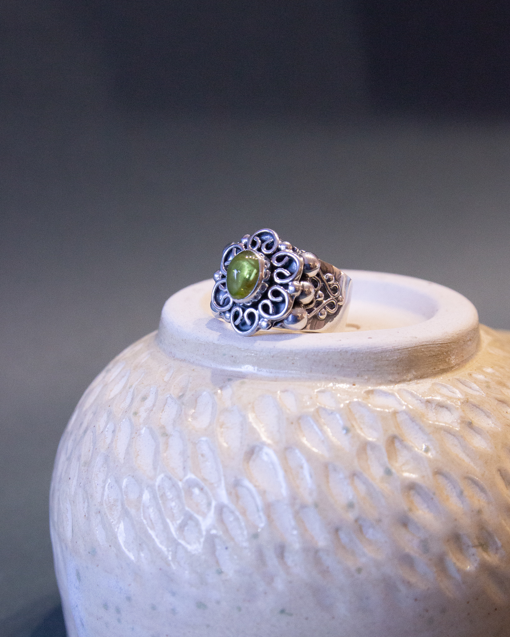 Anillo de plata con peridoto