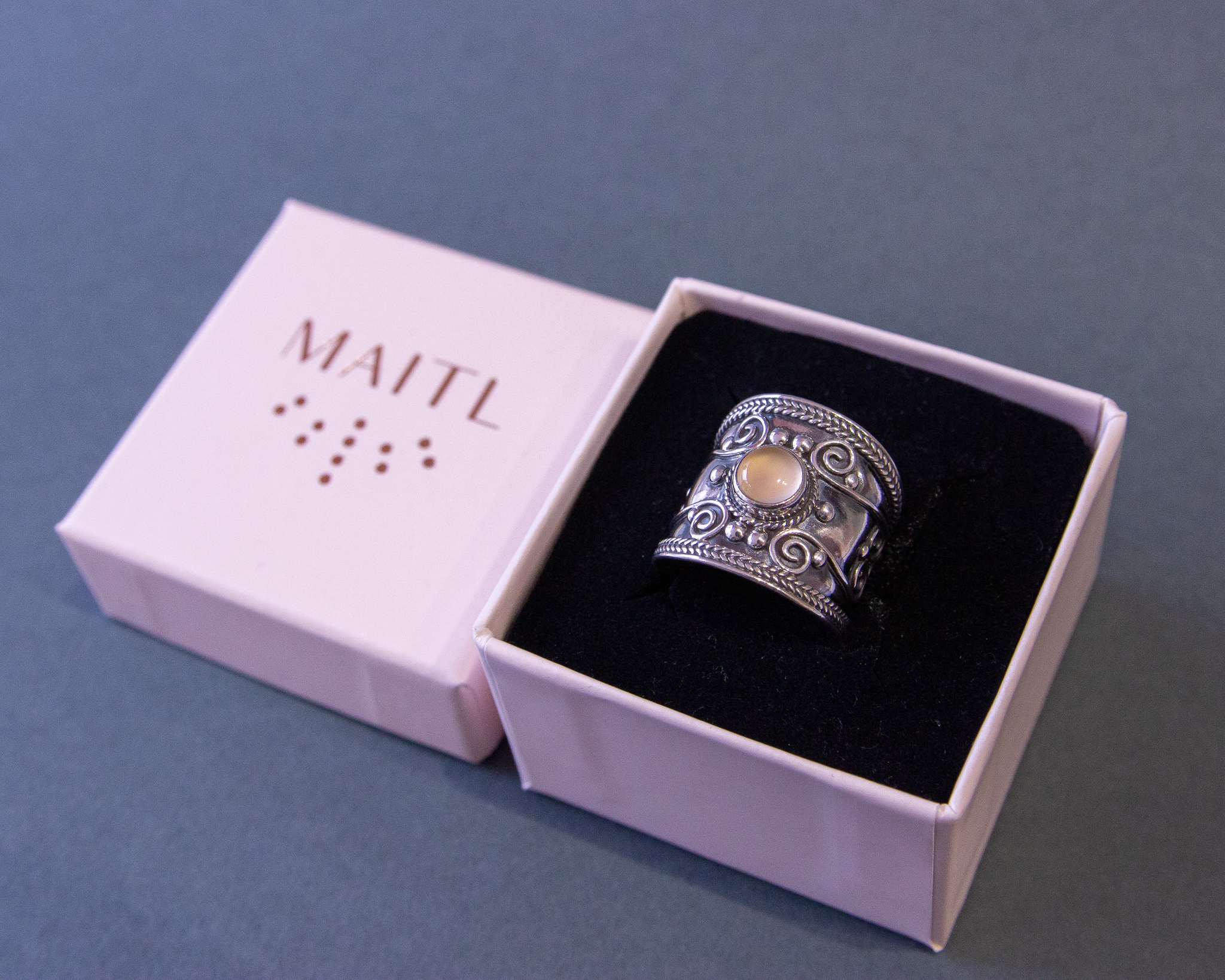 Anillo de plata con ojo de gato natural