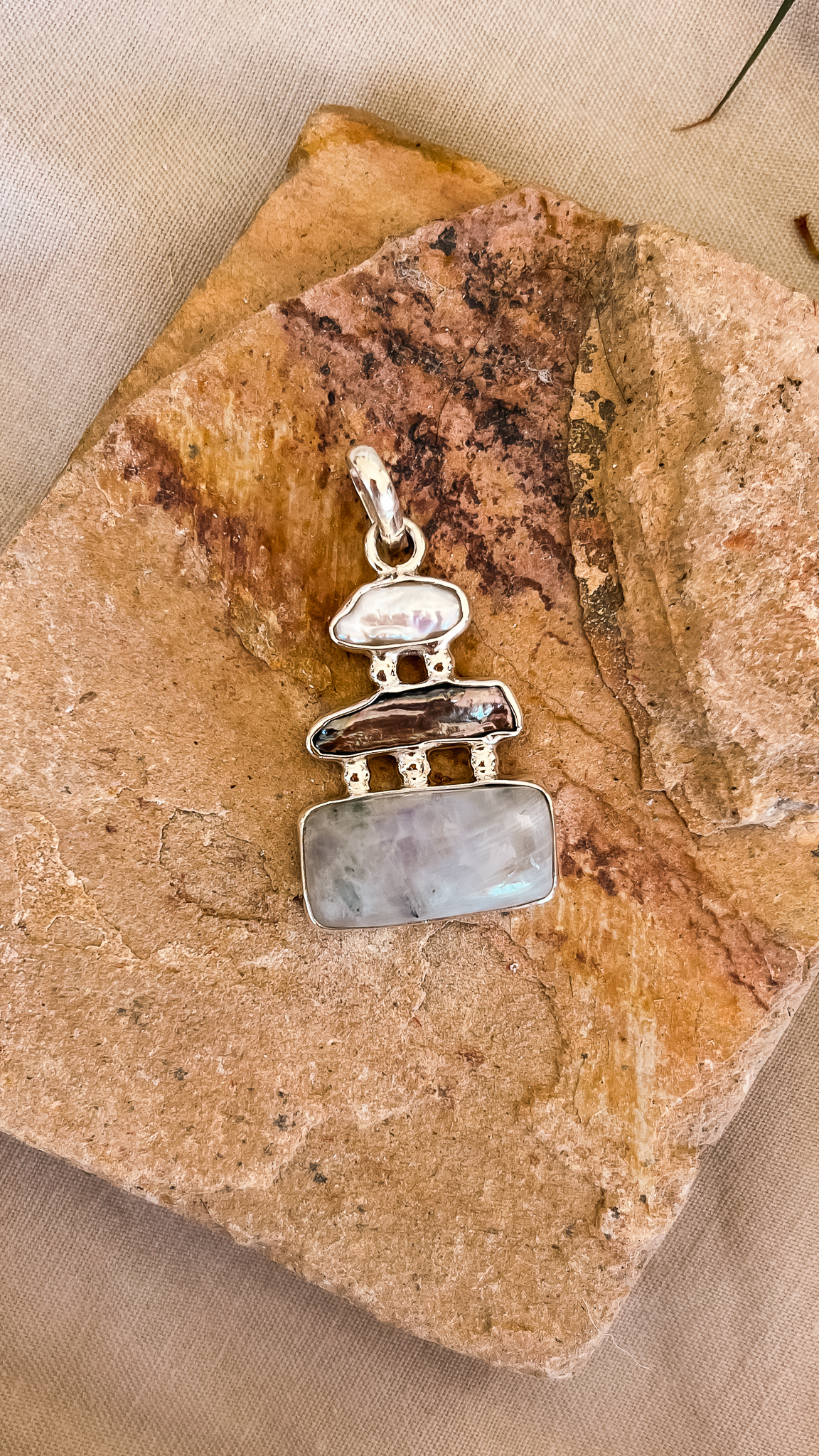 Colgante de plata con perlas y labradorita blanca