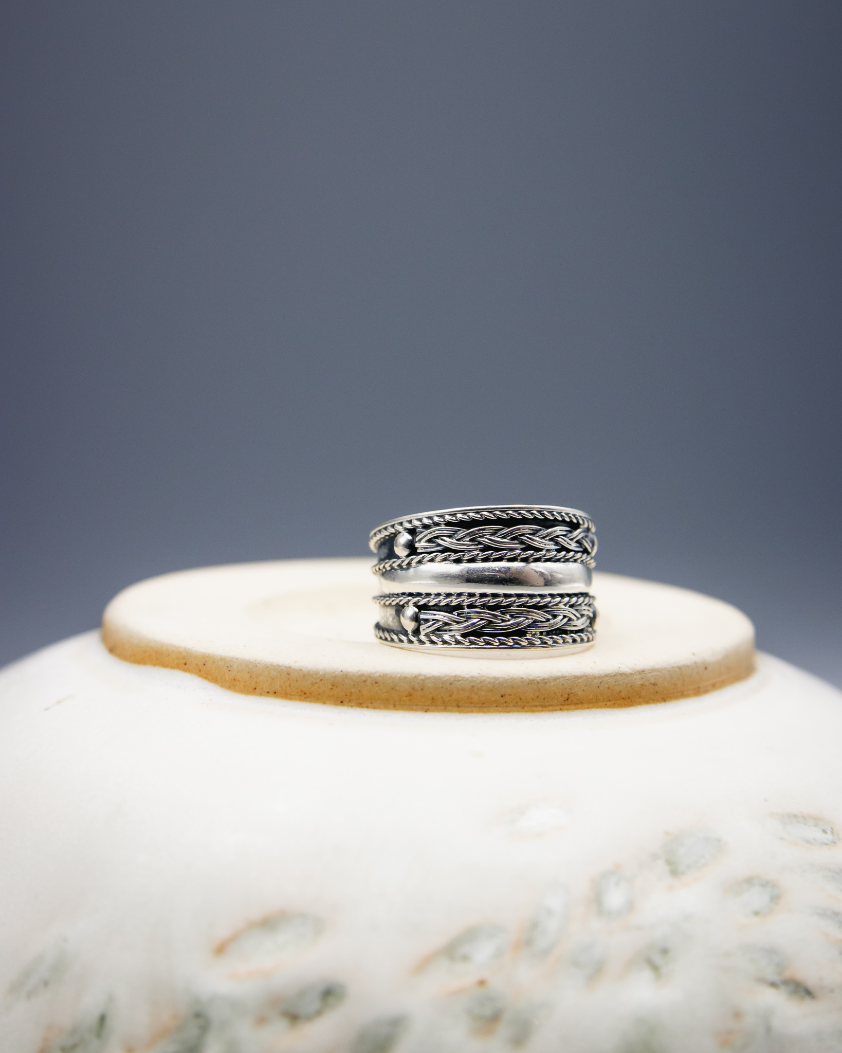 Anillo de plata con entrelazado