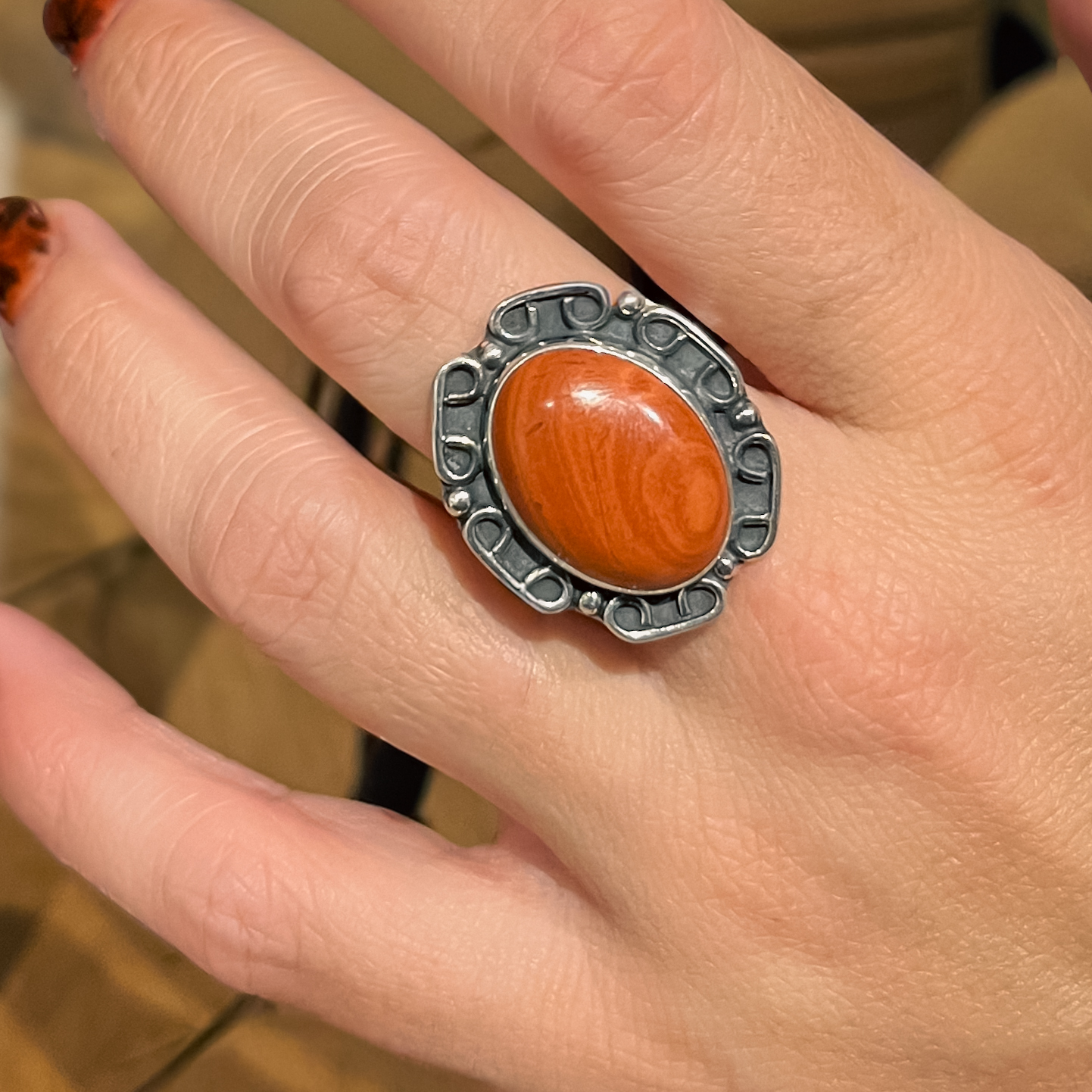 Anillo de plata con jaspe rojo 