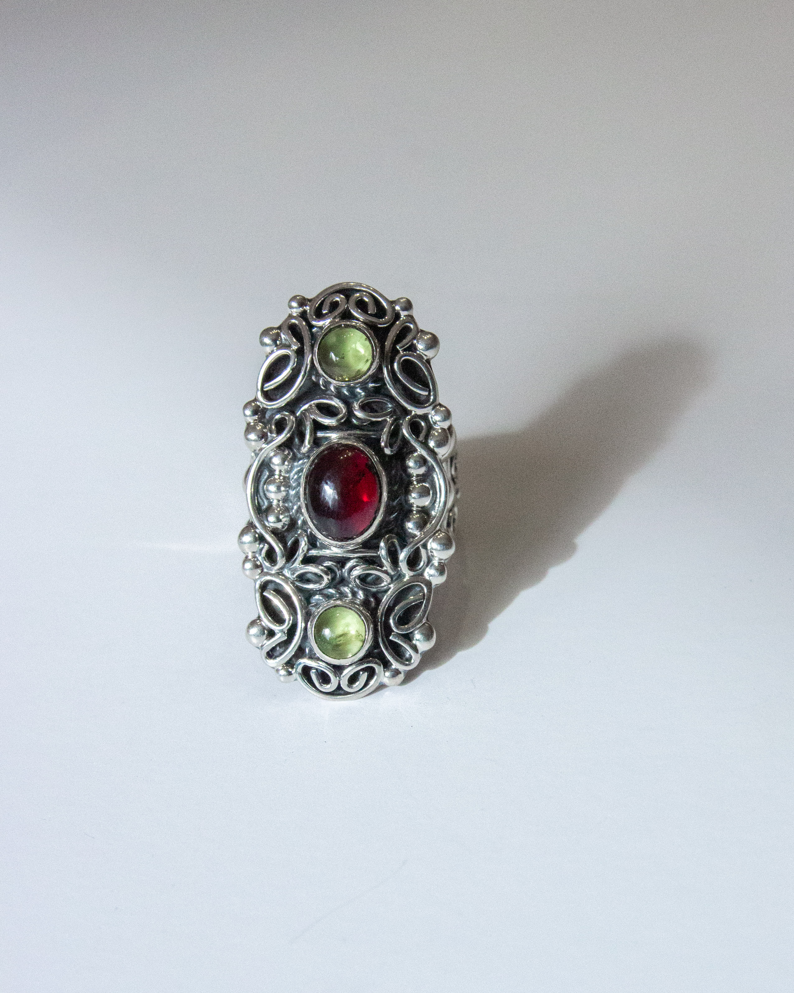Anillo de plata con peridotos y granate