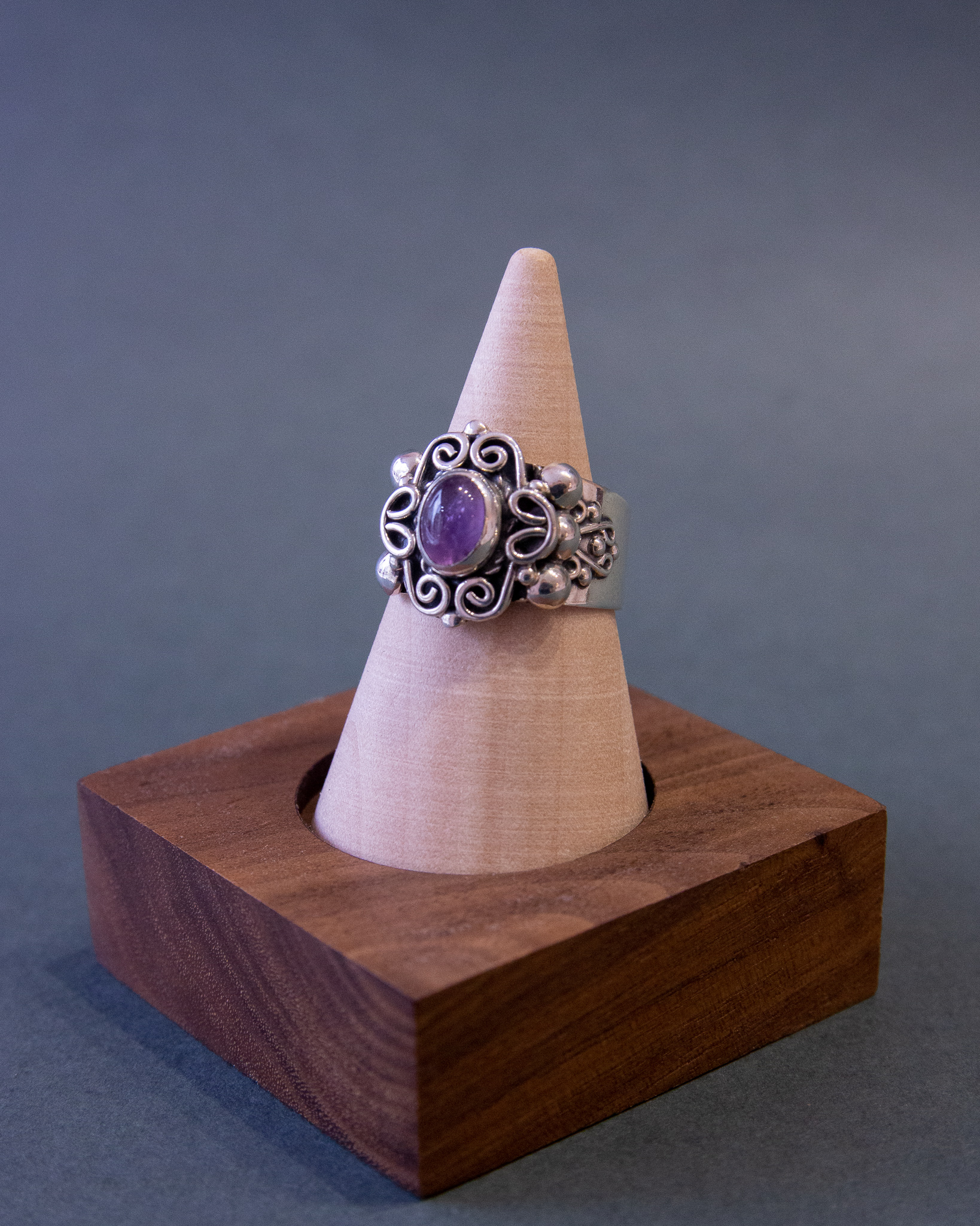 Anillo de plata con cuarzo amatista
