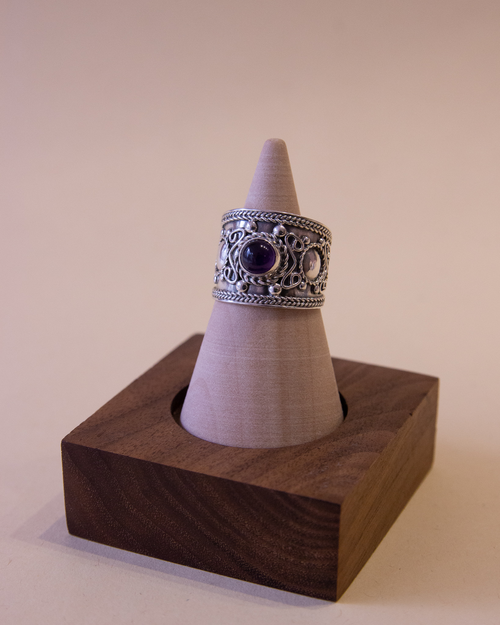 Anillo de plata con cuarzo amatista
