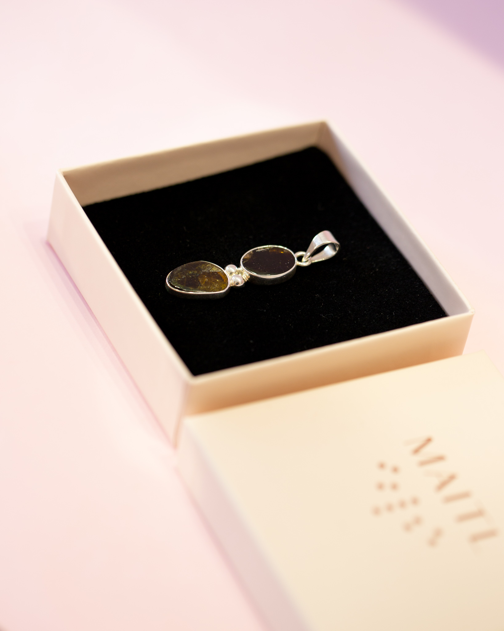 Colgante de plata con un par turmalinas