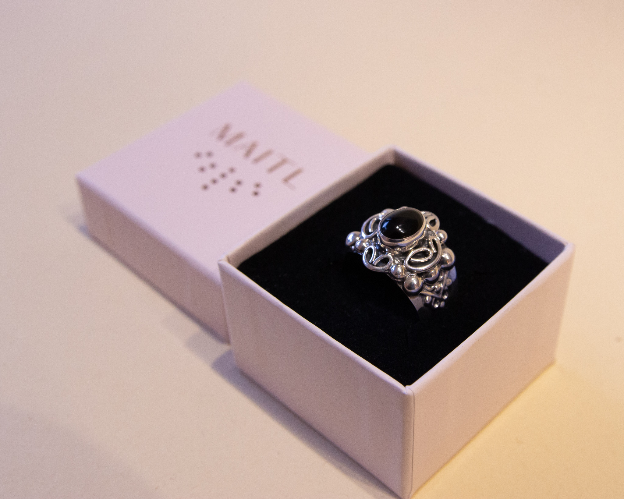 Anillo de plata con obsidiana negra