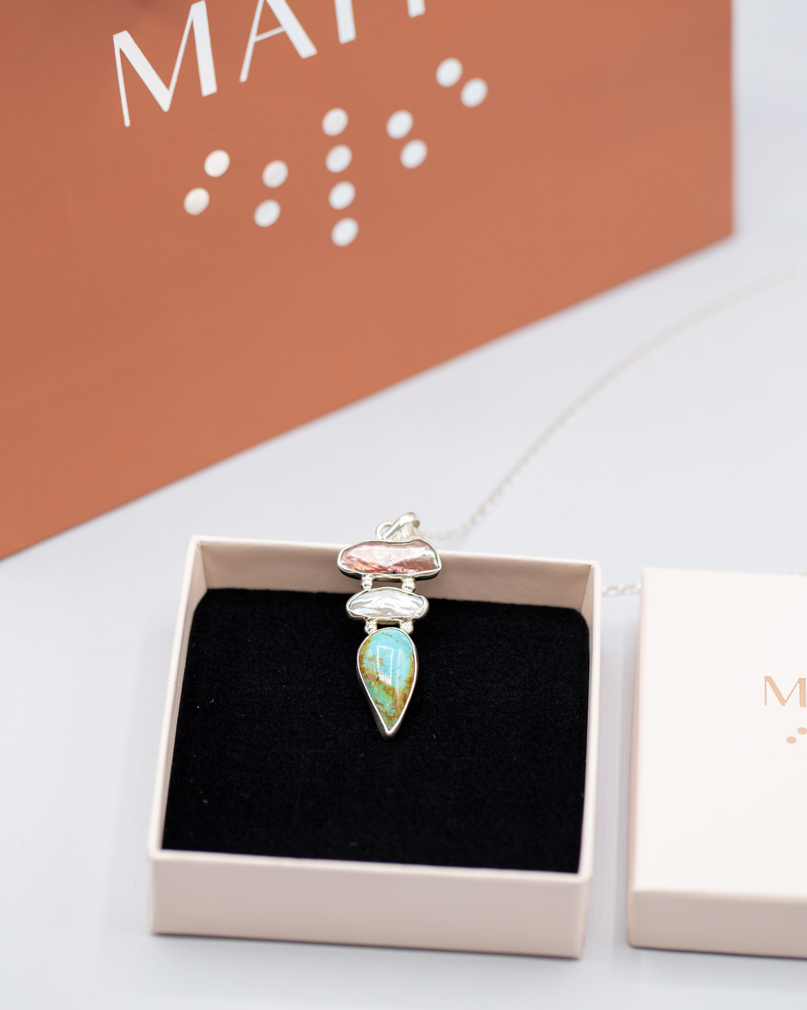 Colgante de plata con perlas y turquesa