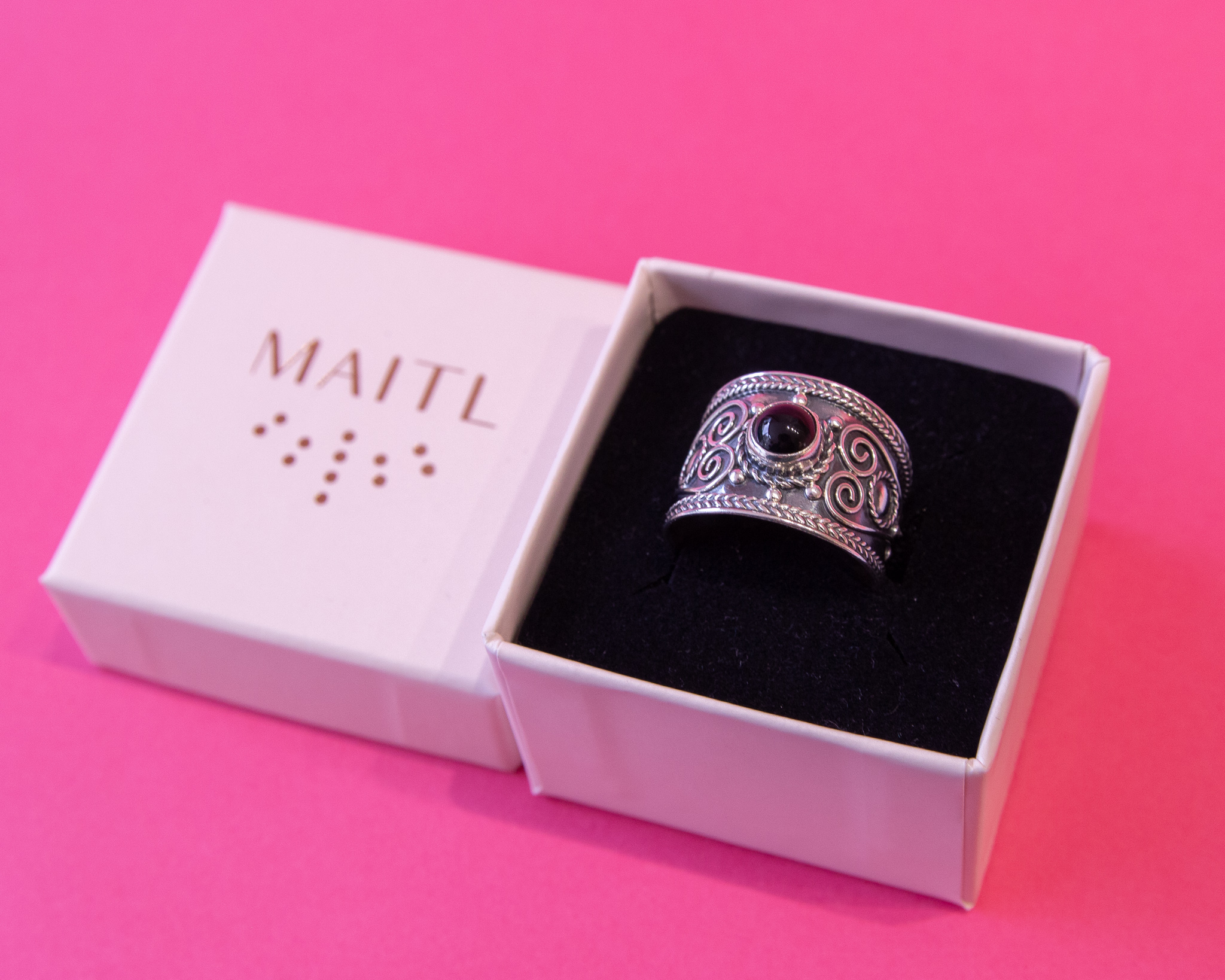 Anillo de plata con obsidiana negra